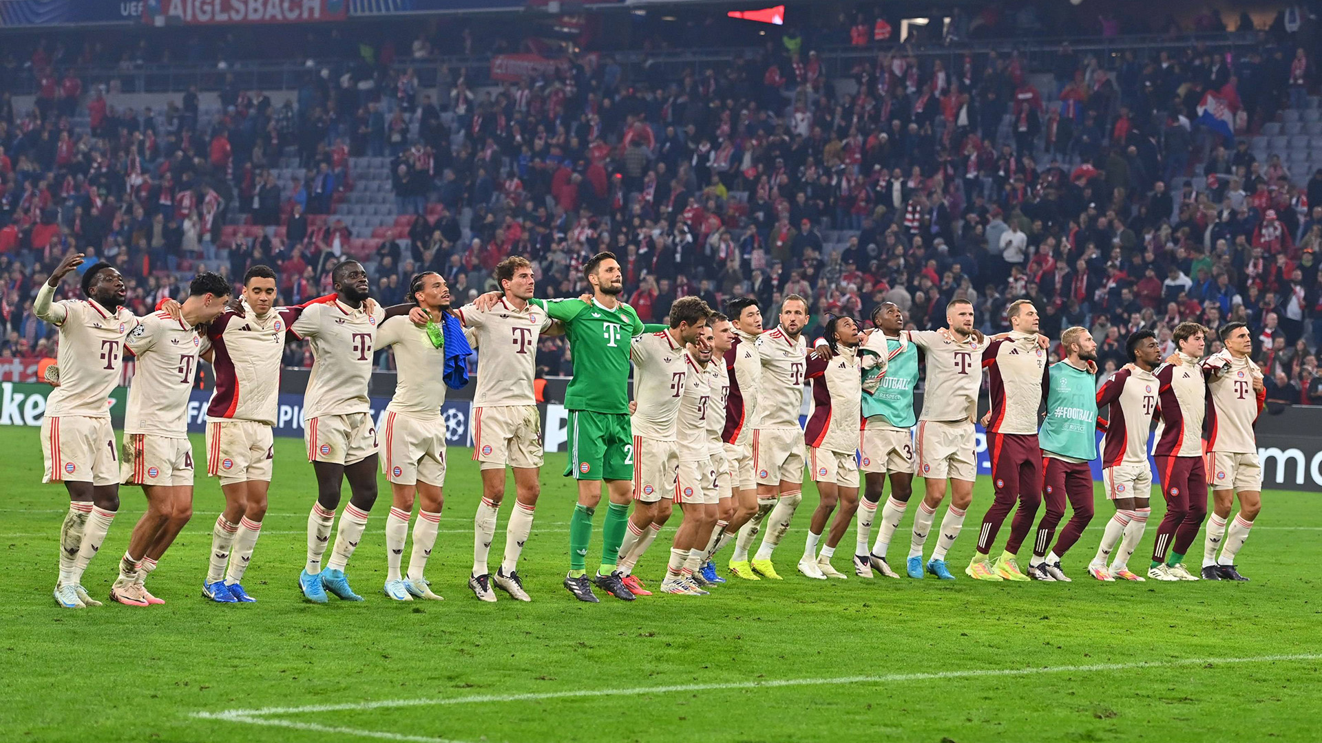 Jubel des FC Bayern mit den Fans nach dem Sieg gegen Zagreb