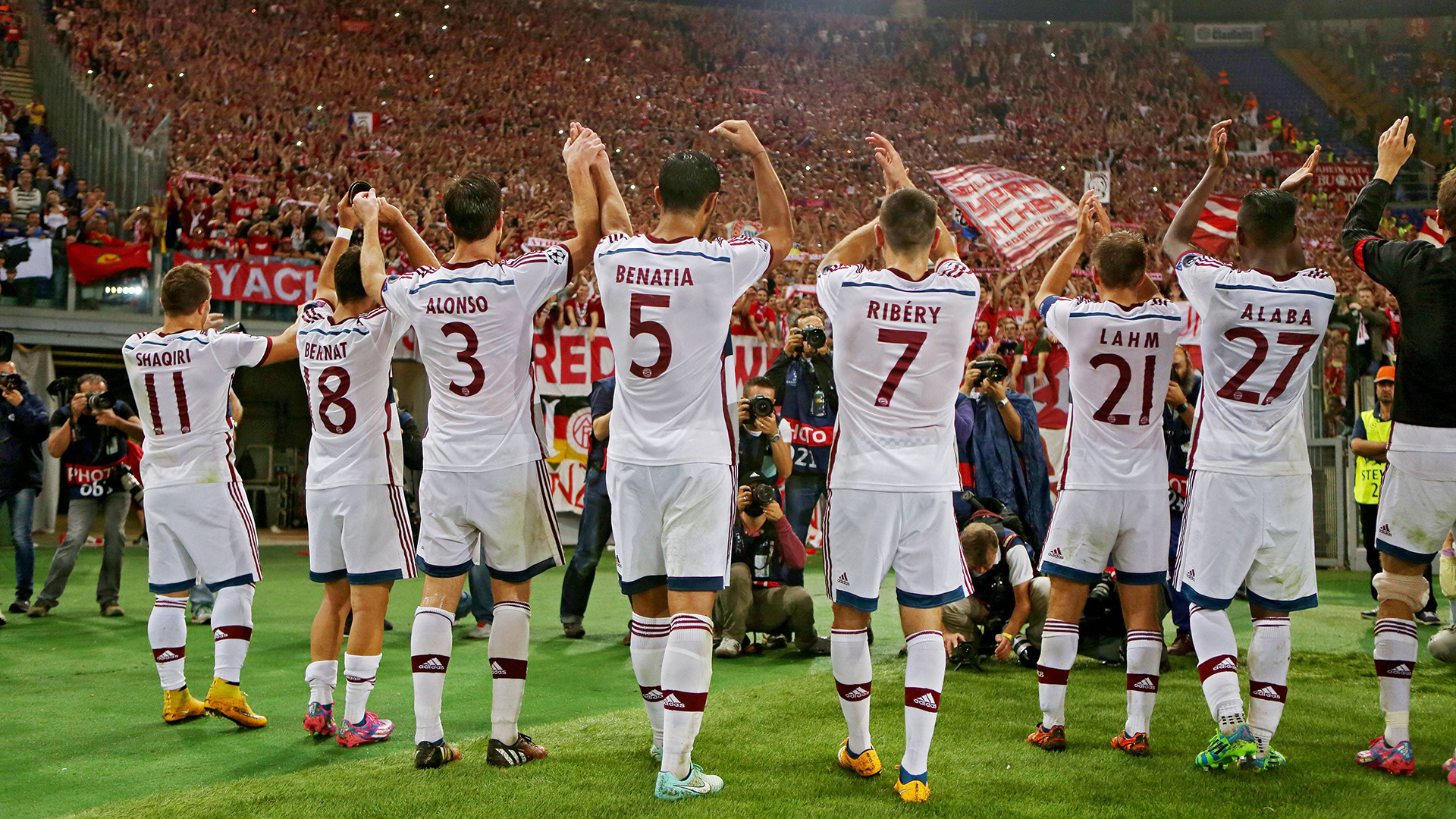 Spieler des FC Bayern feiern den Sieg in der Champions League gegen die AS Rom