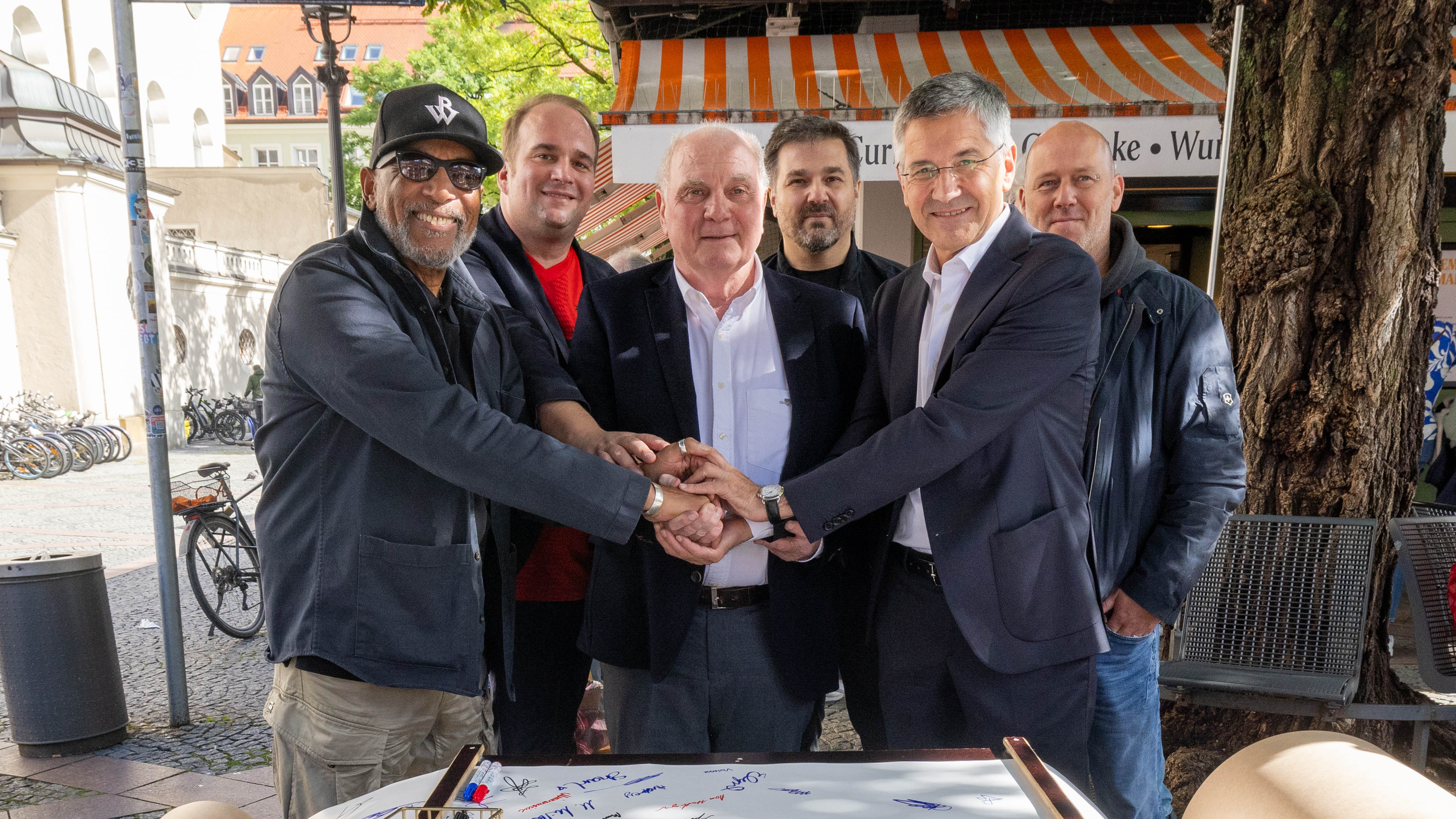 Uli Hoeneß and Herbert Hainer sign the petition at the Viktualienmarkt.