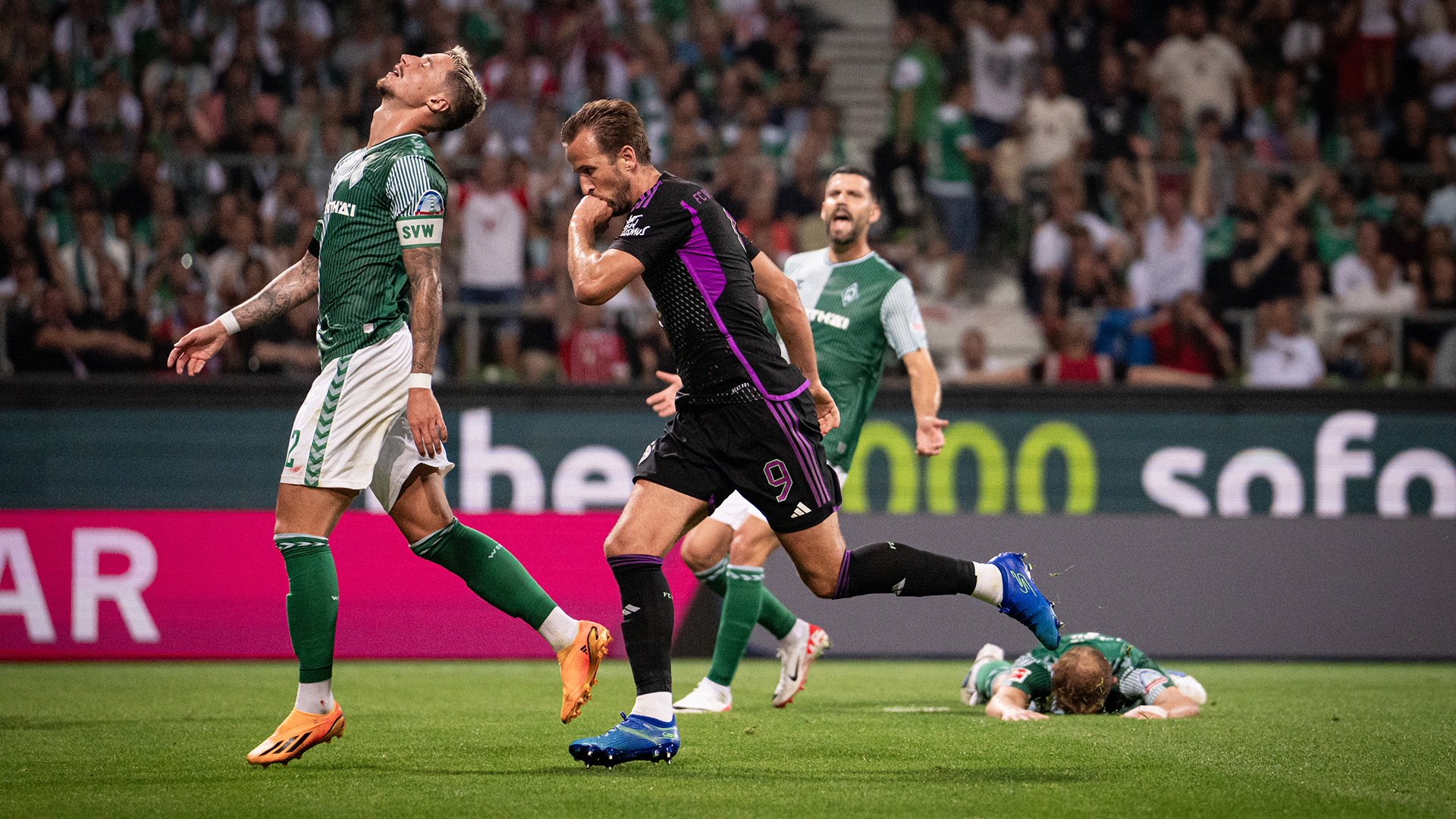 Harry Kane besa su anillo de casado mientras celebra su primer gol en la Bundesliga en Bremen.