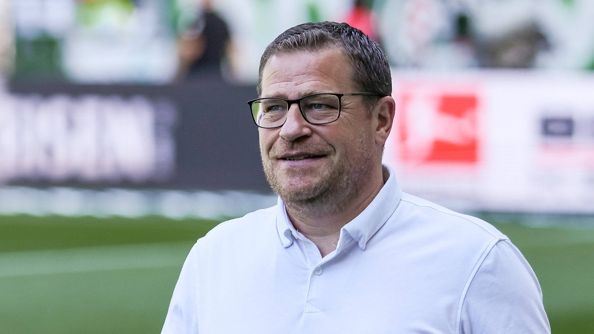 Max Eberl auf dem Rasen des Weserstadions.