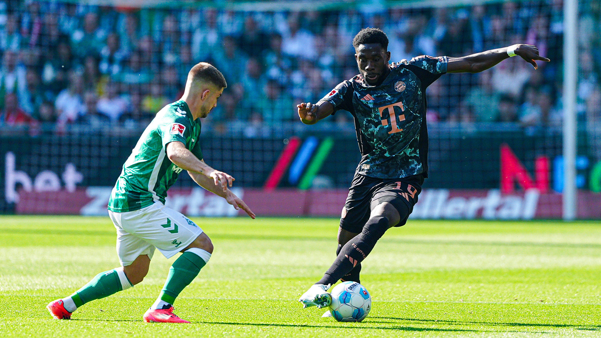 Alphonso Davies im Spiel in Bremen