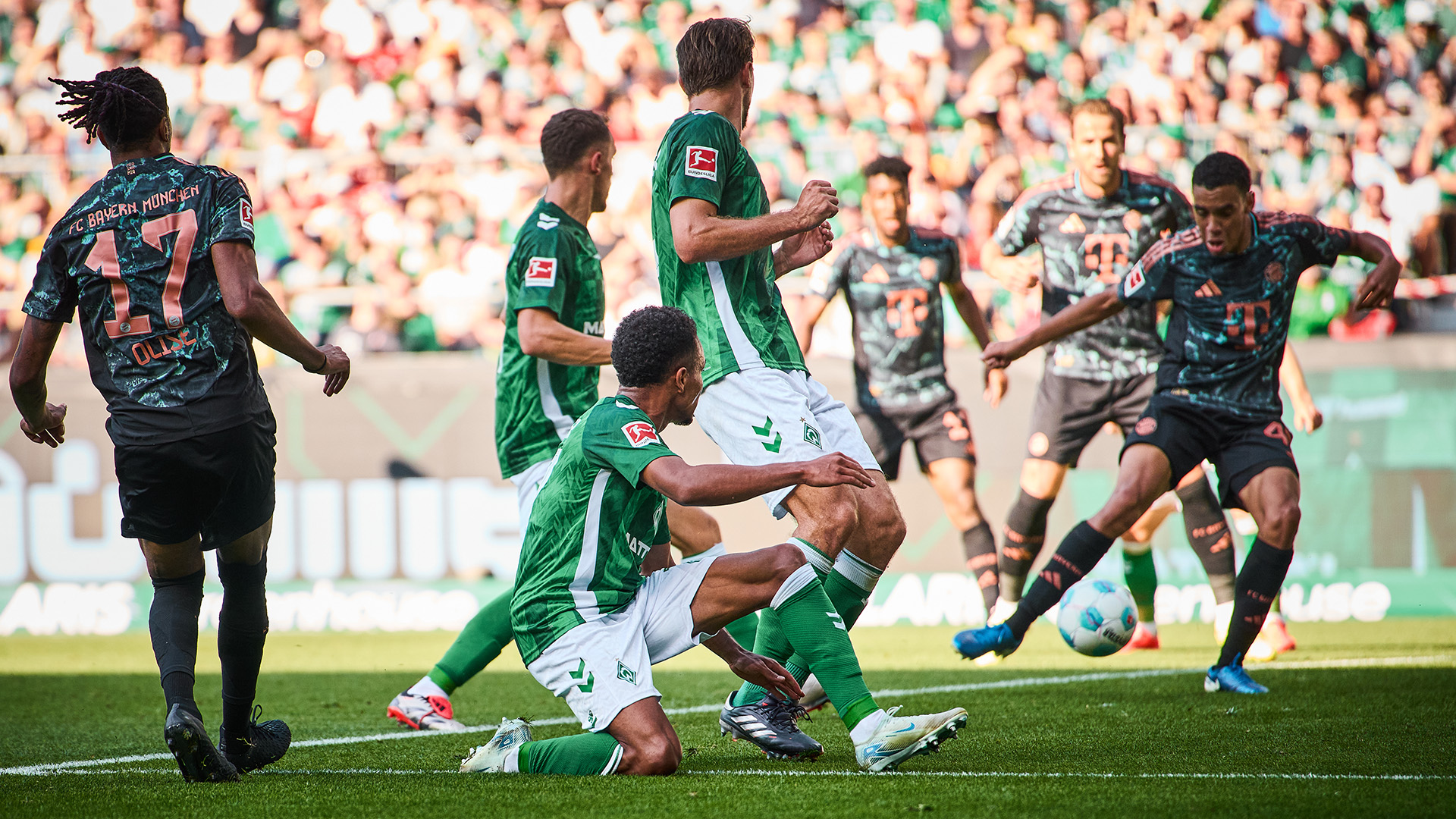 Michael Olise legt Jamal Musiala den Ball zum Tor auf.