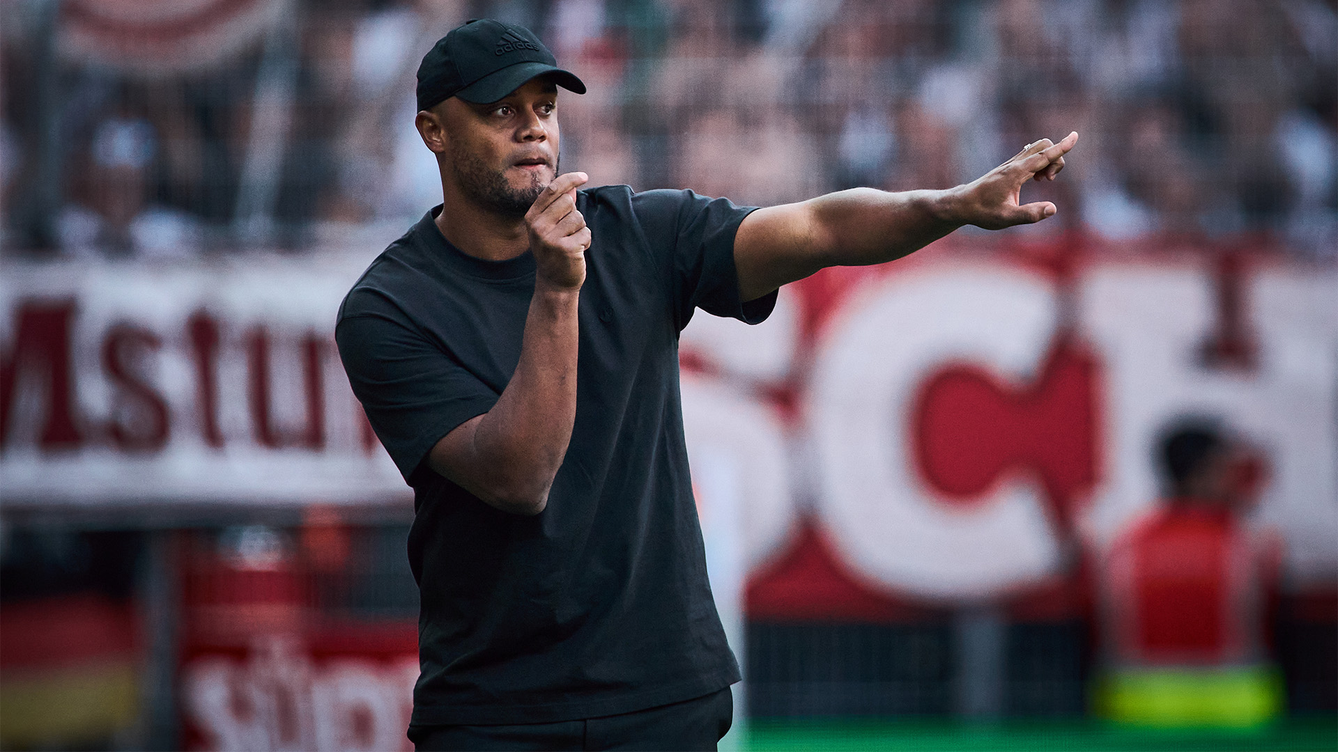 Vincent Kompany gibt im Bundesliga-Spiel in Bremen Anweisungen.