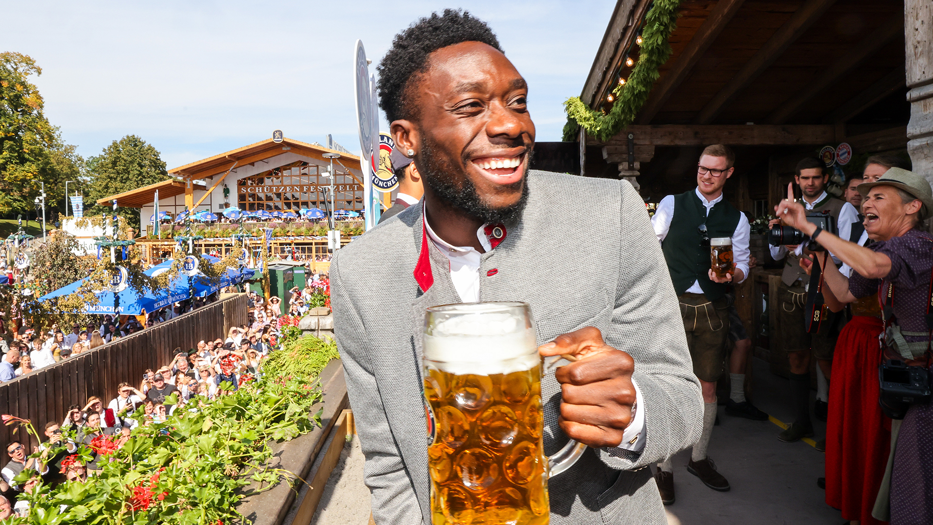 Traditioneller Besuch: Der FC Bayern auf dem Oktoberfest 2024