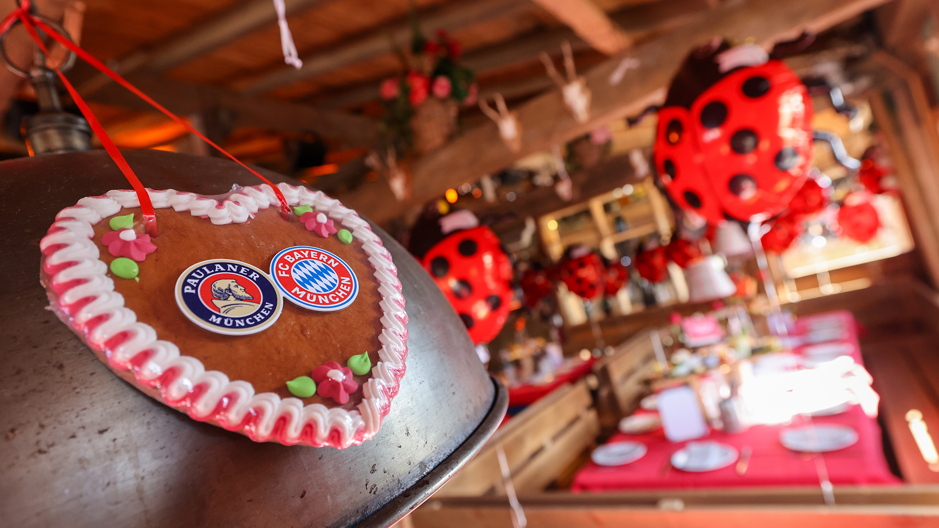 Traditioneller Besuch: Der FC Bayern auf dem Oktoberfest 2024