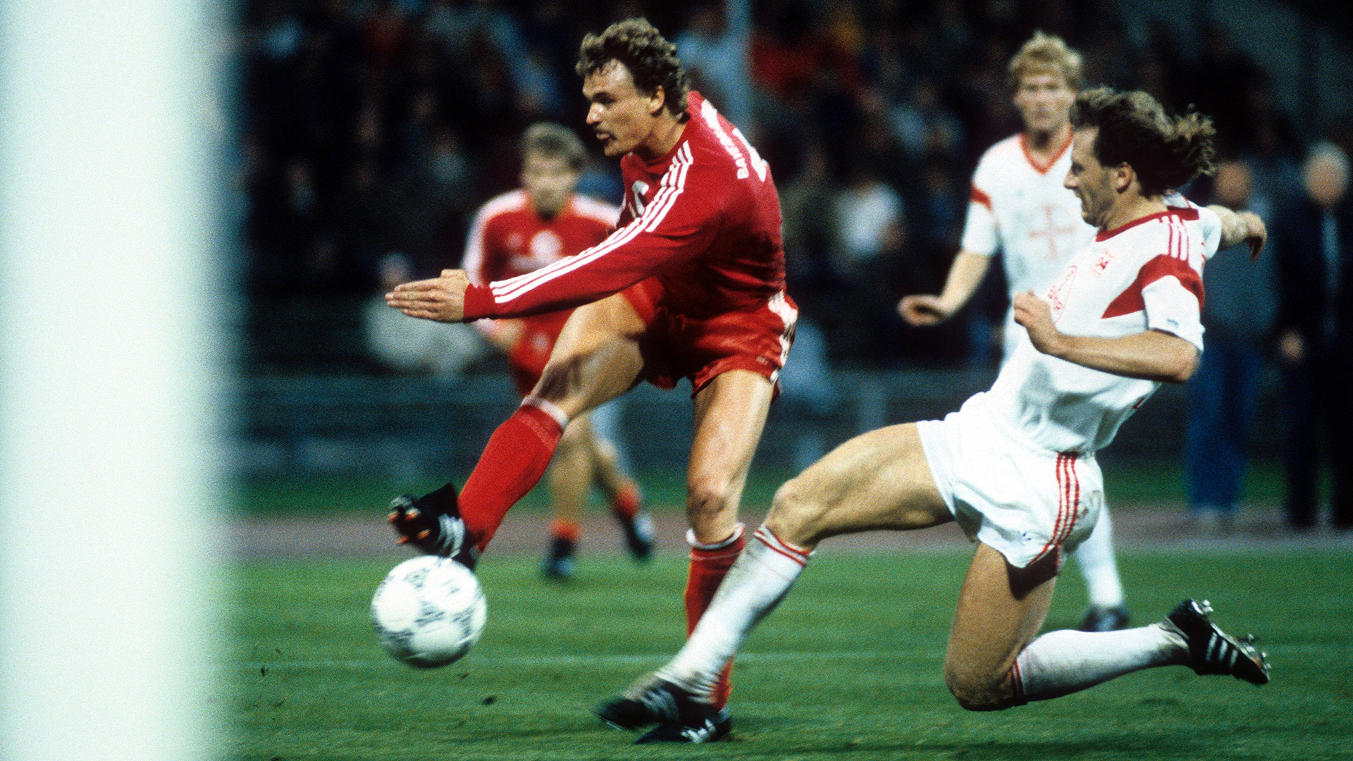 Roland Wohlfarth del FC Bayern en el partido contra el Bayer 04 Leverkusen 1986