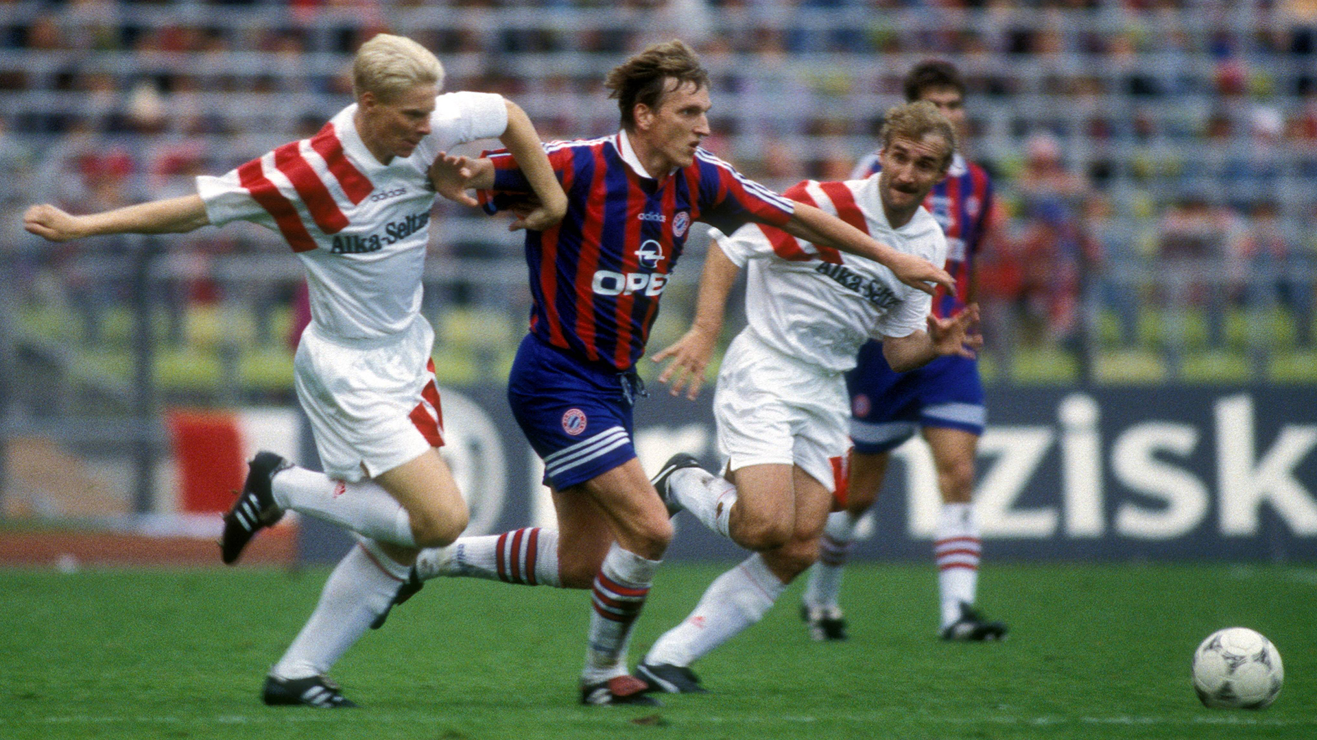 Andreas Herzog del FC Bayern en el partido de 1995 contra el Bayer 04 Leverkusen