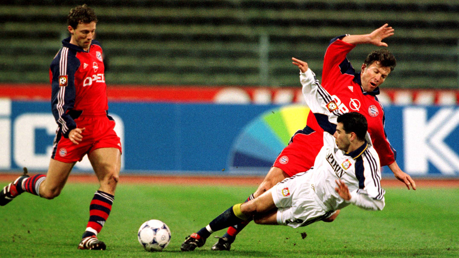 Thomas Linke y Lothar Matthäus del FC Bayern en el partido contra el Bayer 04 Leverkusen 2000