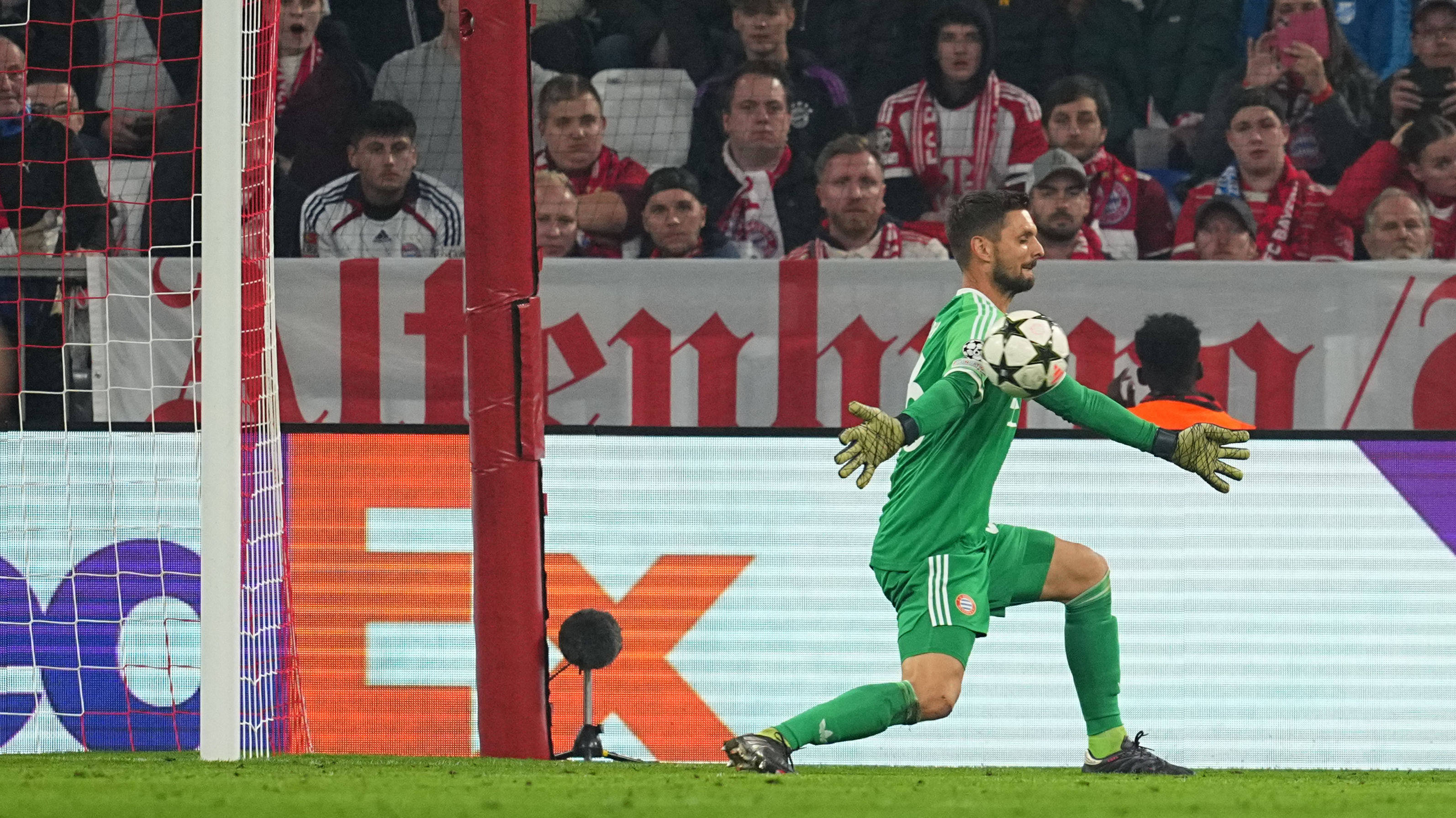 Sven Ulreich hält einen Torschuss im Spiel gegen Dinamo Zagreb