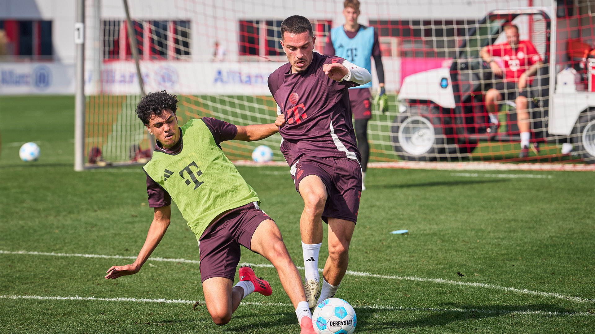 Adam Aznou und Arijon Ibrahimovic im Zweikampf im Training des FC Bayern