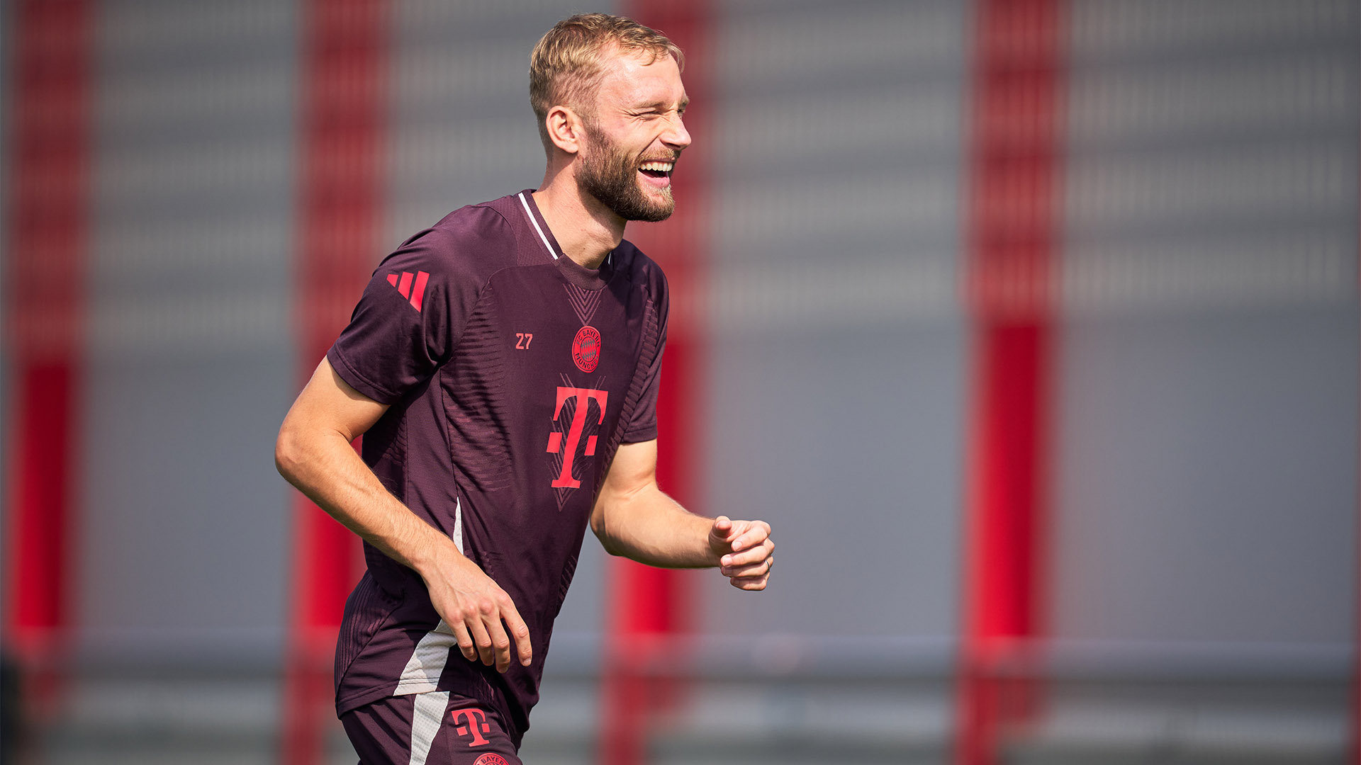 Konrad Laimer sonríe en el entrenamiento del FC Bayern