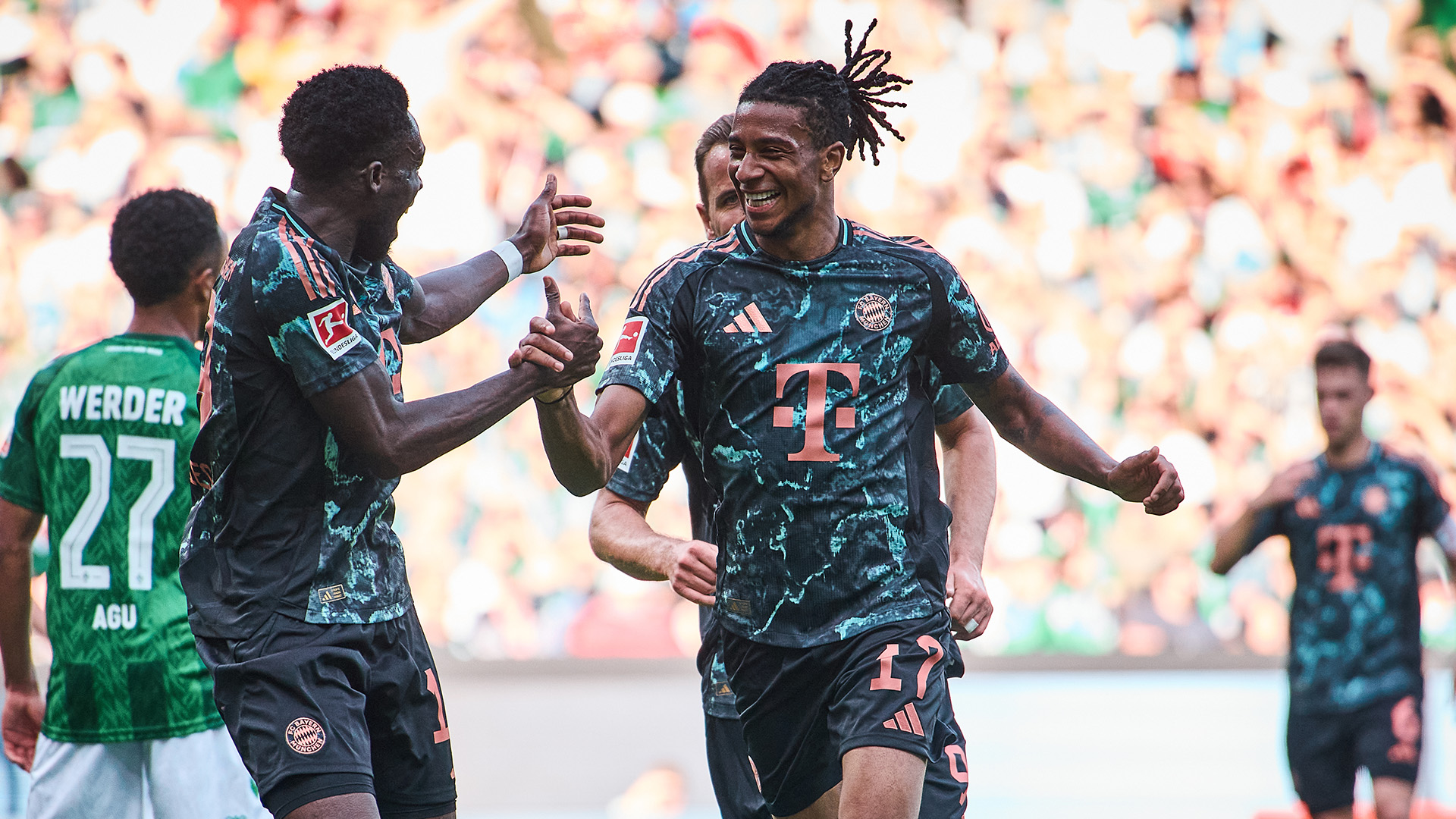 Michael Olise y Alphonso Davies celebran un gol contra el Werder Bremen el pasado fin de semana.