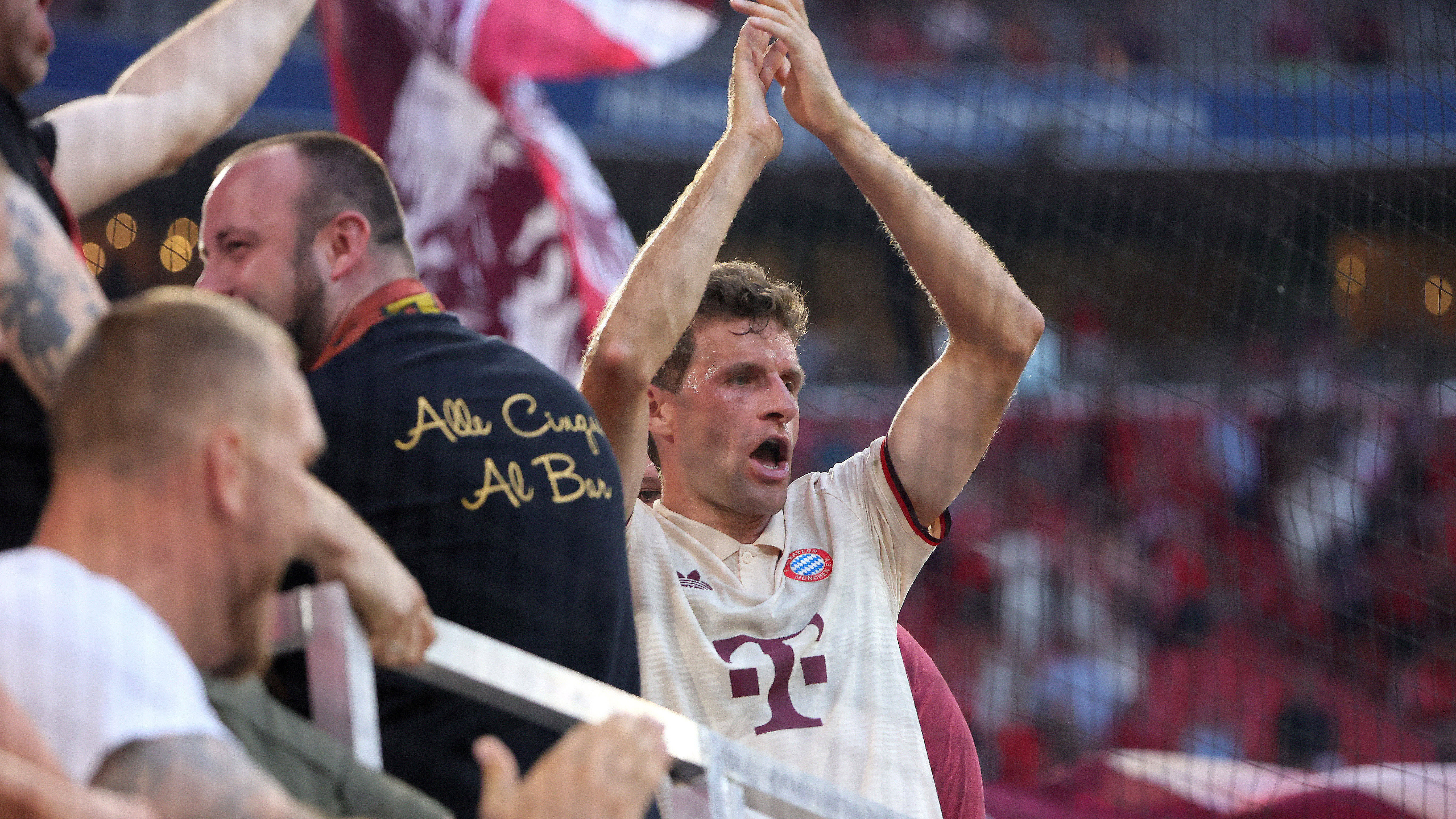 Thomas Müller inmitten der Fans in der Südkurve