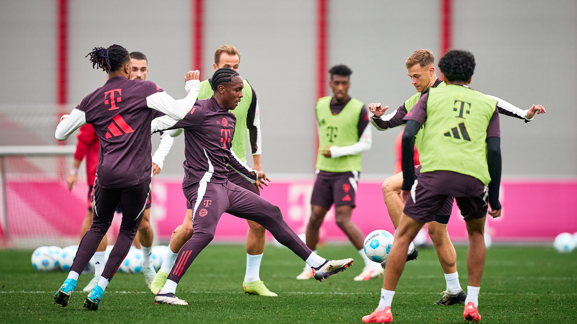 Mathys Tel im Training des FC Bayern