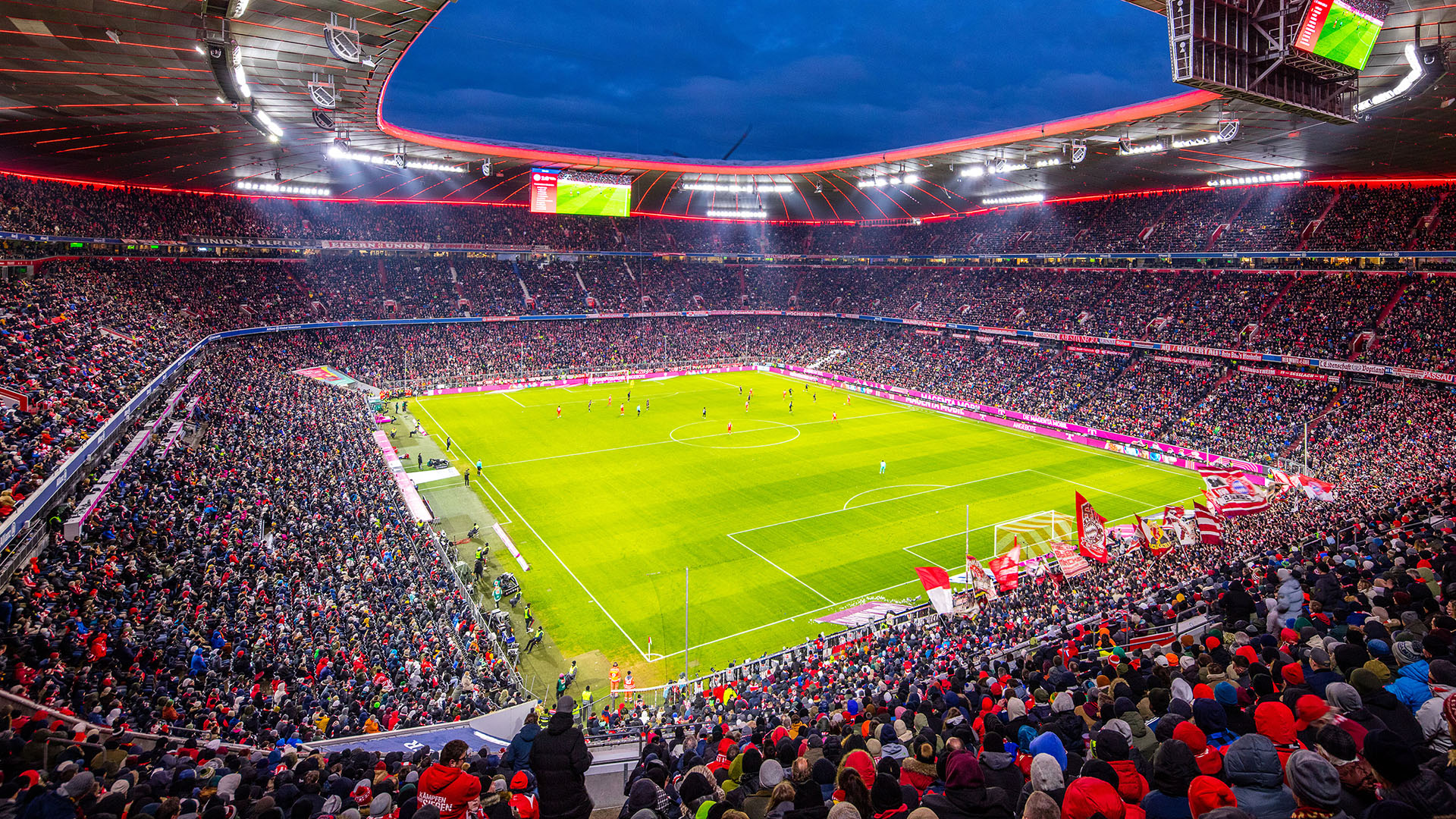 Die ausverkaufte Allianz Arena bei Flutlicht