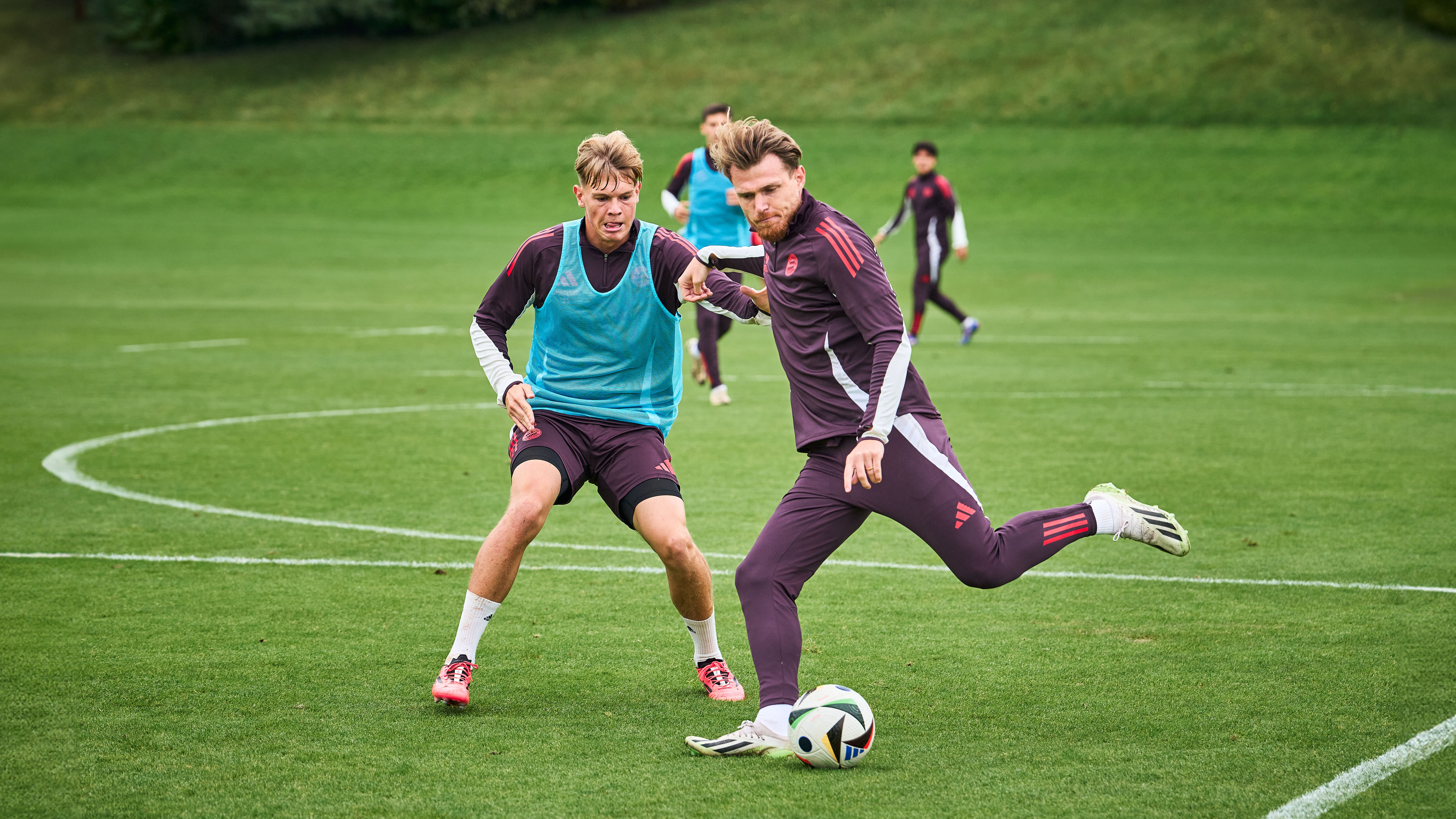 Steve Breitkreuz und Samuel Unsöld im Training der FC Bayern Amateure vor dem Regionalliga-Spiel gegen den TSV Buchbach.