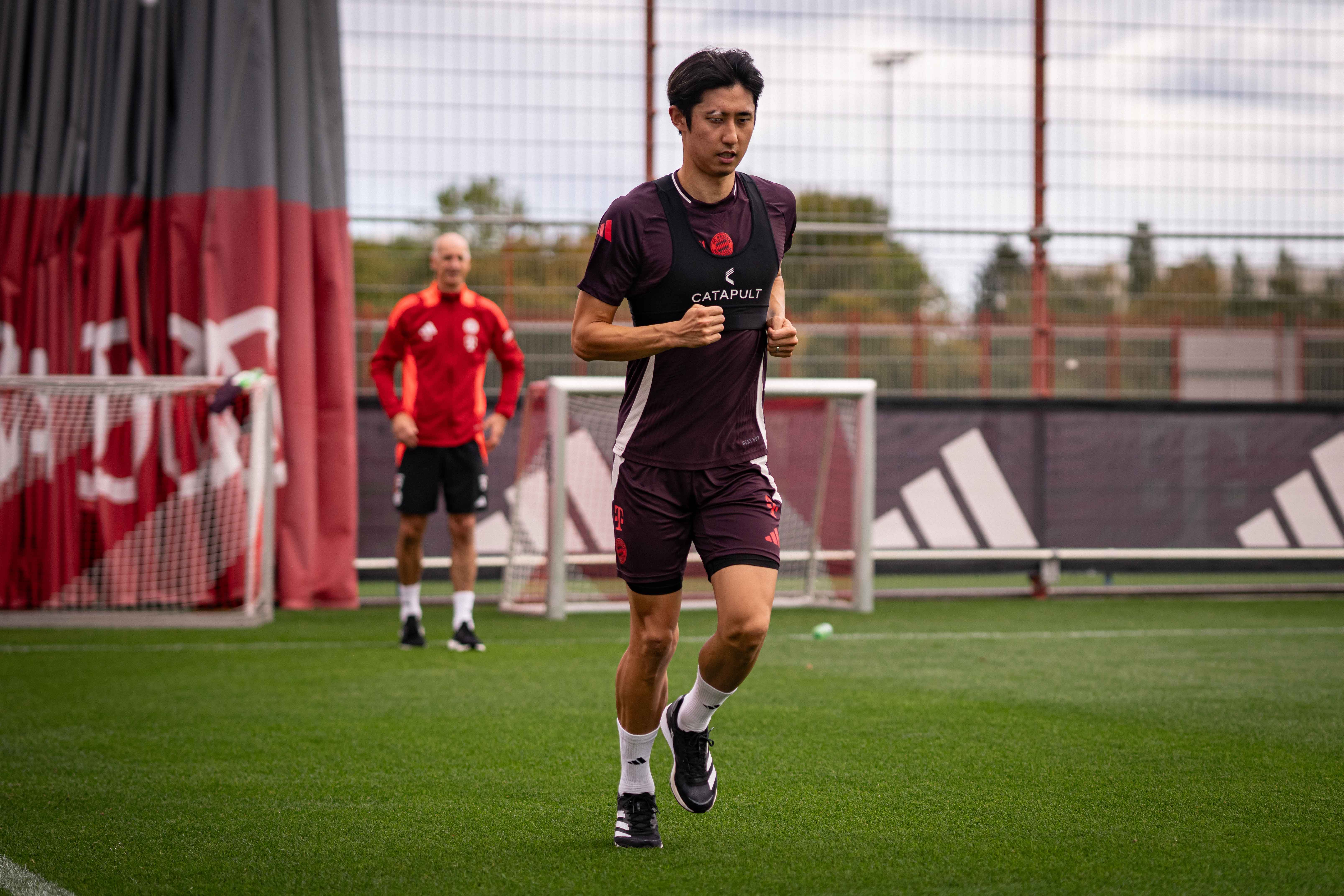 Hiroki Ito durante una sesión de carrera individual con el FC Bayern