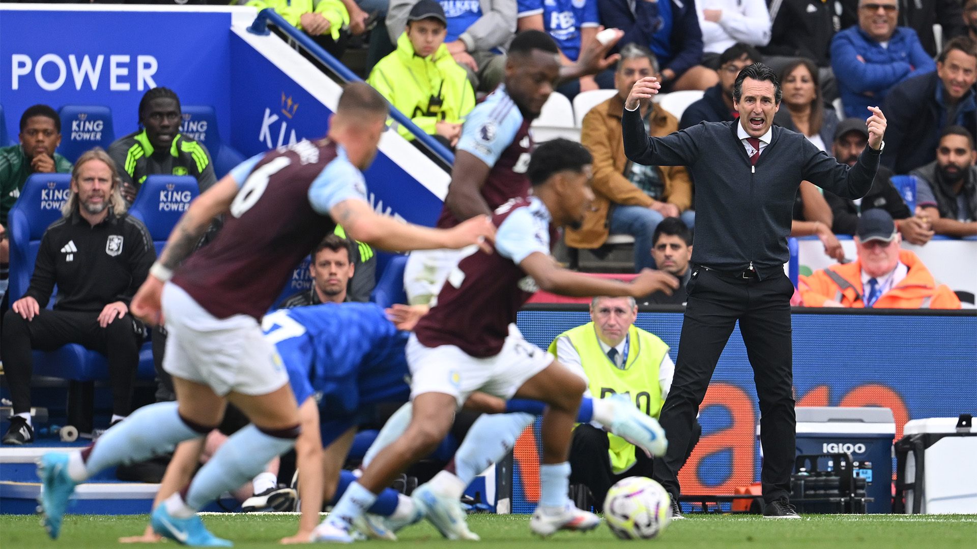 Unai Emery, entrenador del Aston Villa, gesticula en la banda