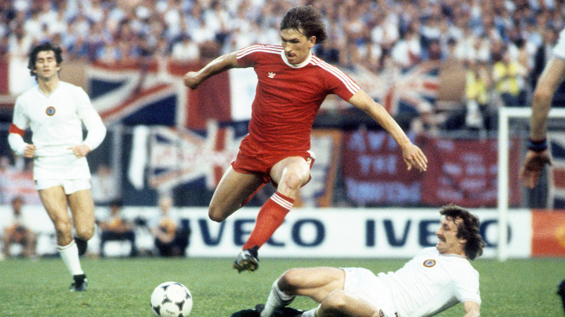 Klaus Augenthaler (Bayern, izquierda) en un duelo con Des Bremner (Aston Villa)