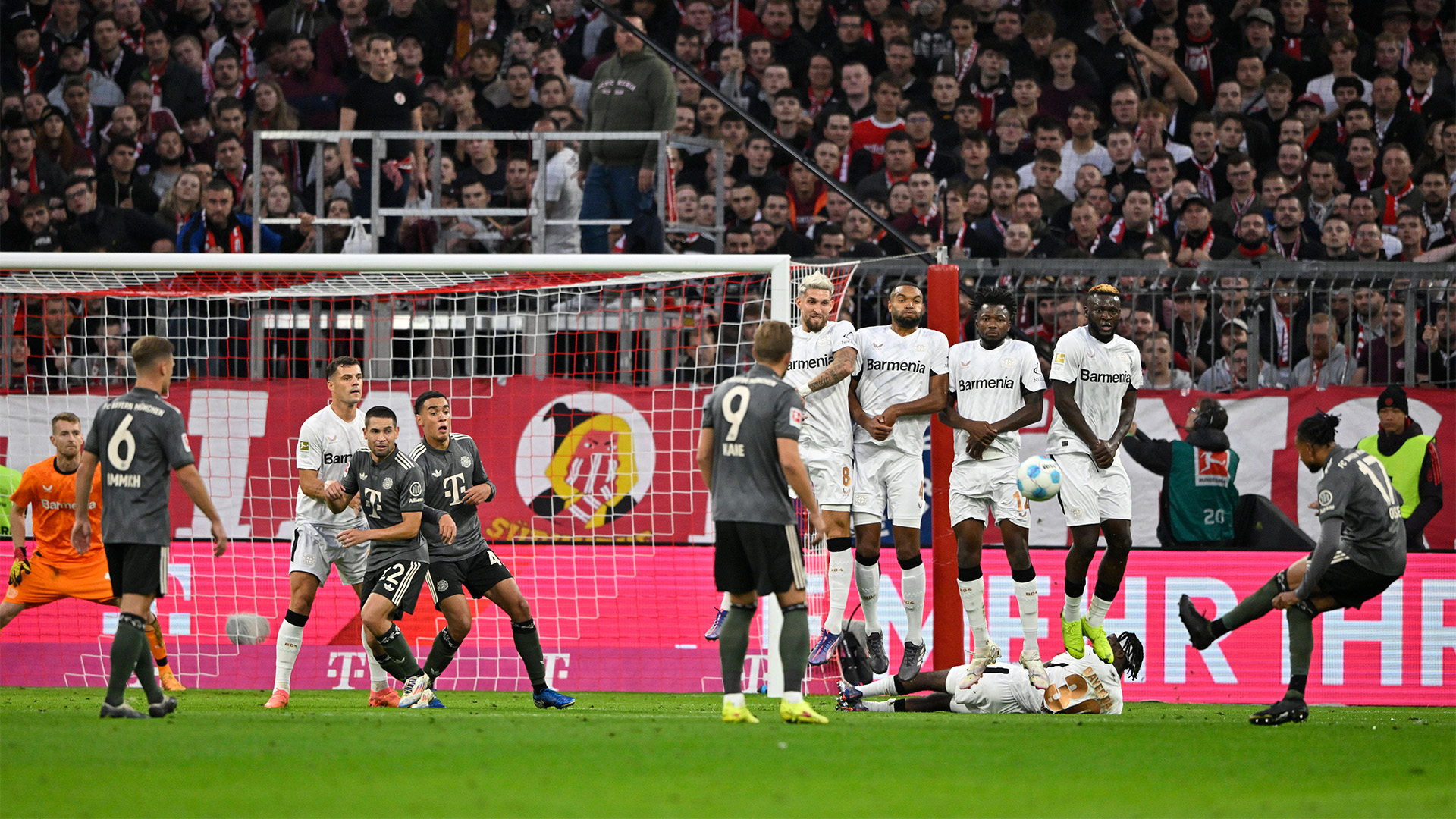 Spielszene aus dem Bundesliga-Duell FC Bayern gegen Bayer 04 Leverkusen