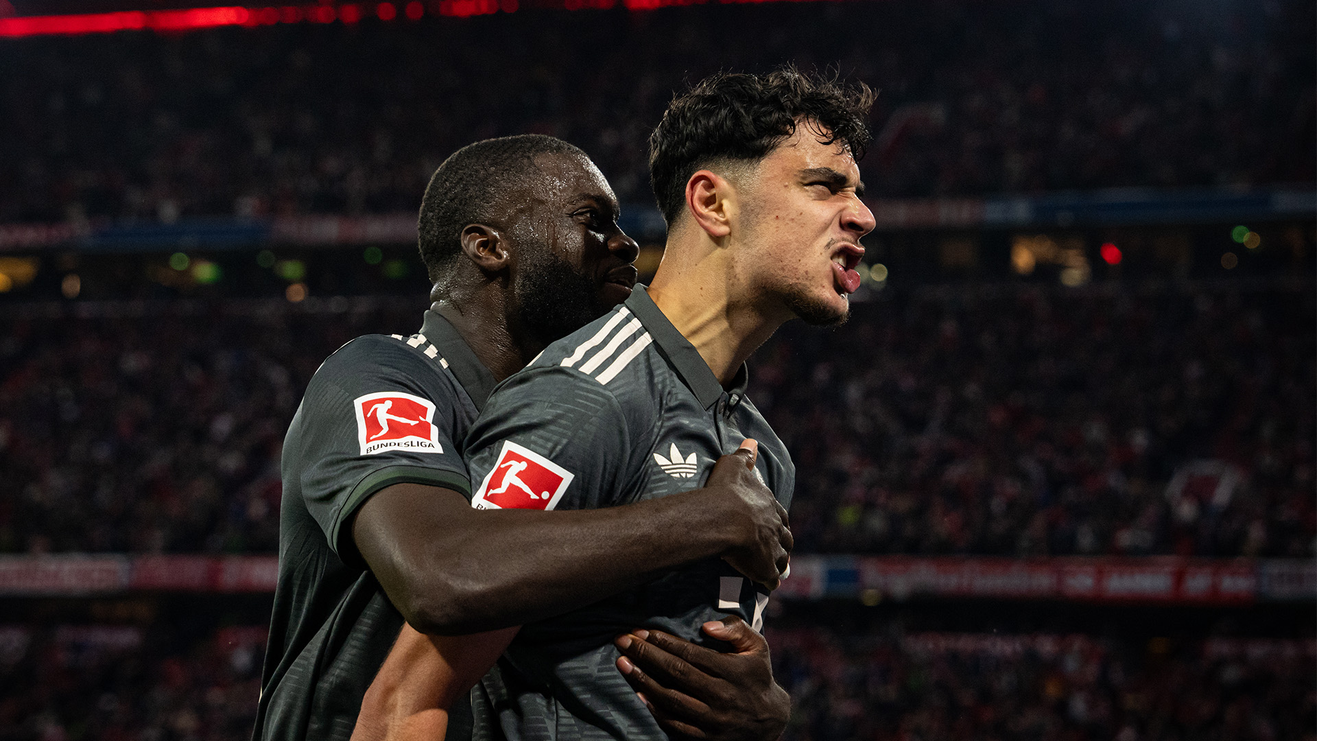 Aleksandar Pavlović celebra un gol contra el Leverkusen.