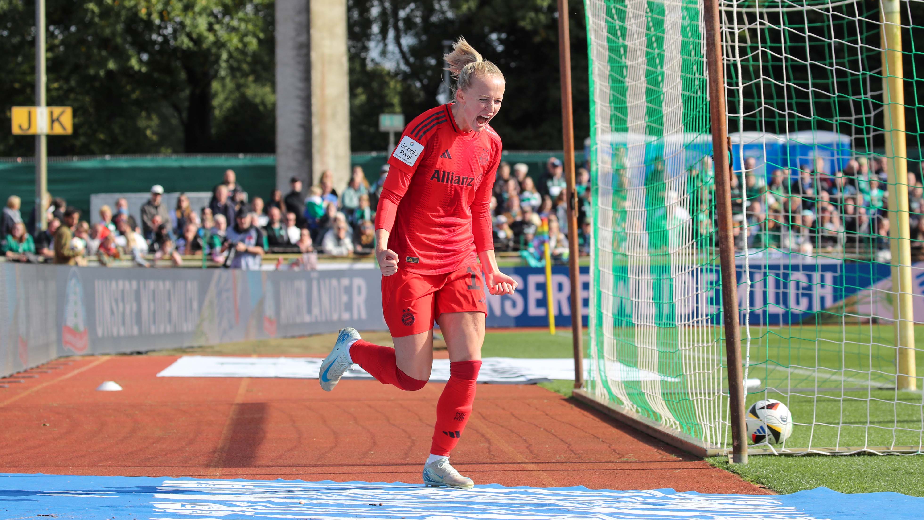 Lea Schüller celebrates for FC Bayern Women against Werder Bremen