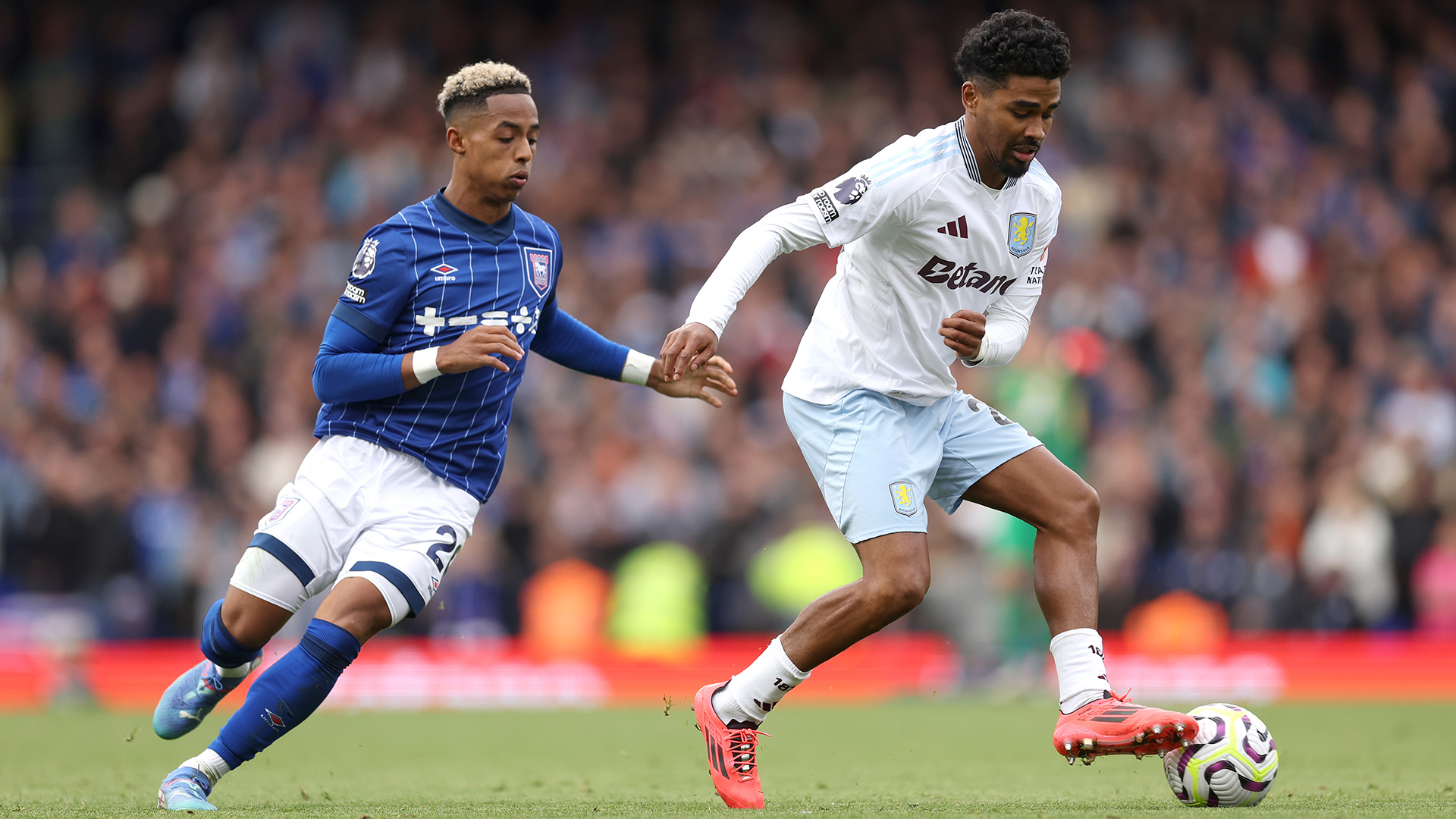 Ian Maatsen aborda a Conor Townsend en el partido entre Aston Villa e Ipswich Town