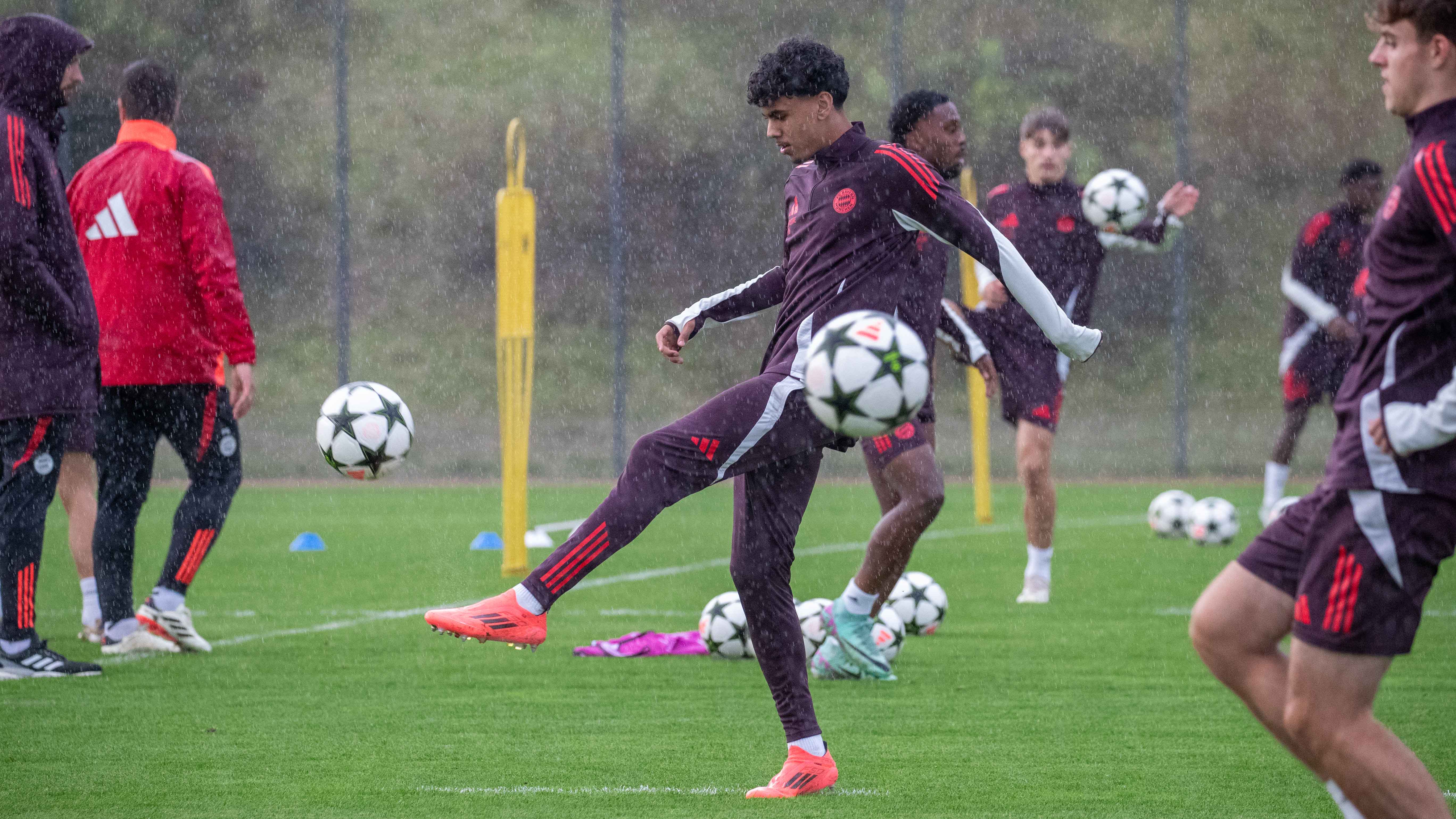 Adam Aznou im Training der U19 des FC Bayern.