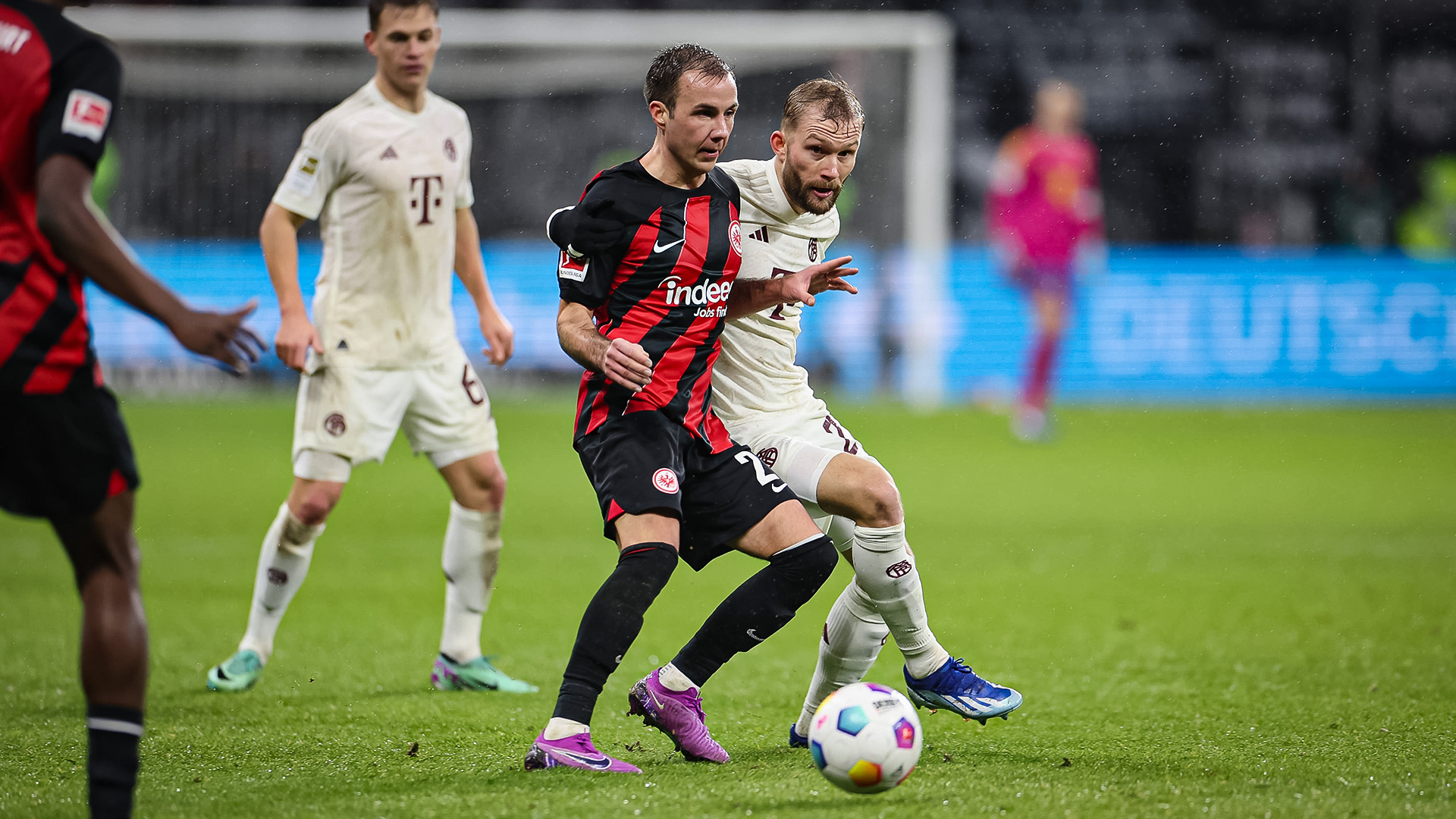 Konrad Laimer vom FC Bayern im Duell mit Frankfurts Mario Götze.