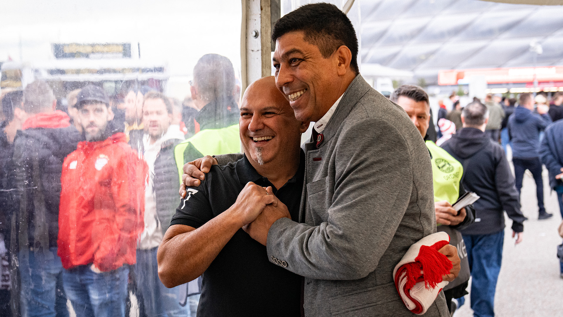 Giovane Elber with a fan