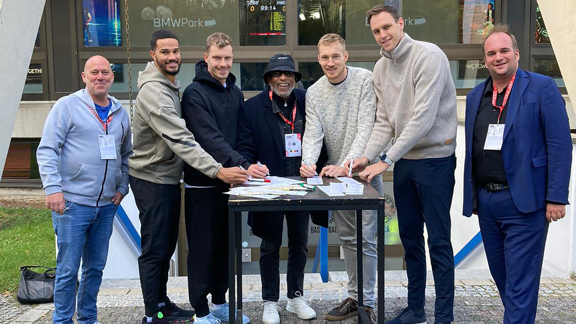 FC Bayern Basketball players sign against hatred and hate speech