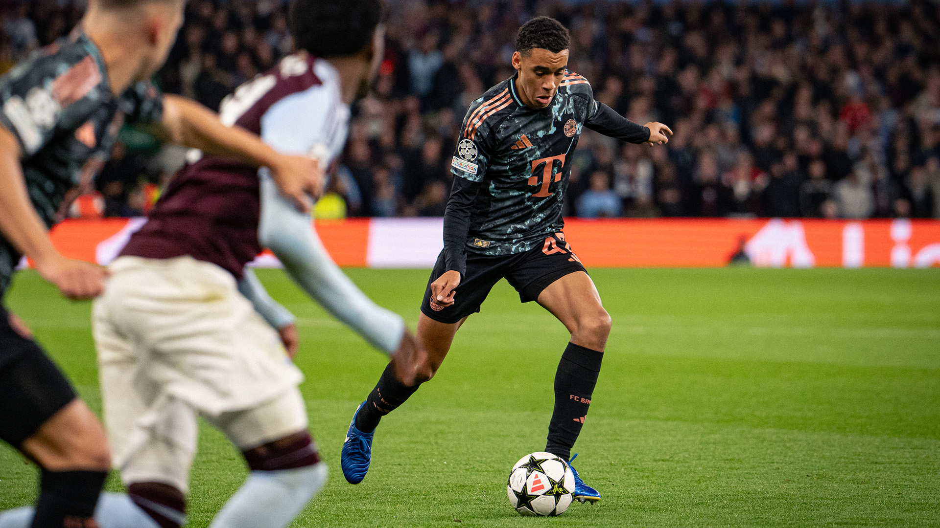 Jamal Musiala in der Partie des FC Bayern bei Aston Villa