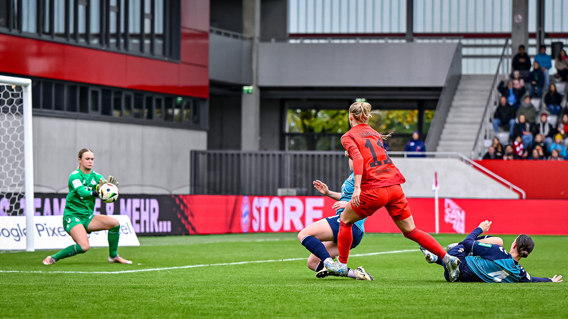 Lea Schüller, Torschuss, FC Bayern Frauen zuhause gegen den 1. FC Köln