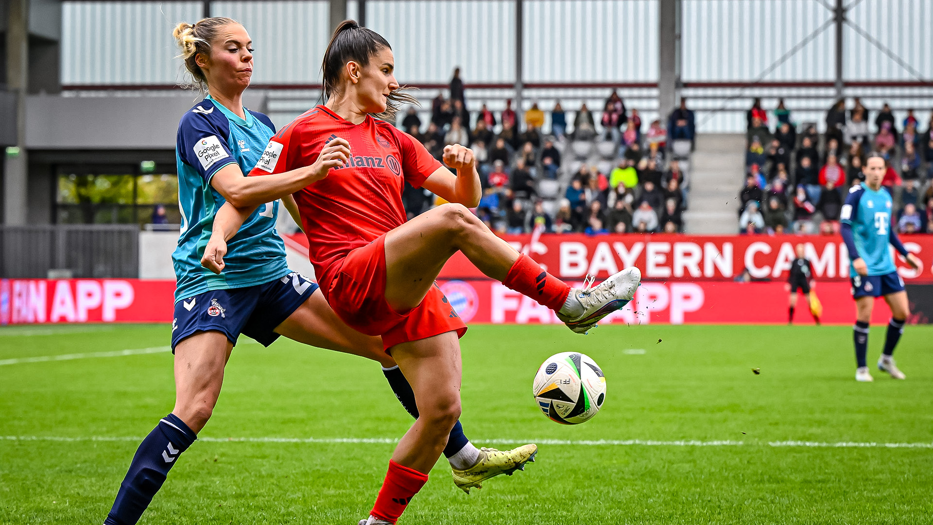 Jovana Damnjanović, Zweikampf, FC Bayern Frauen zuhause gegen den 1. FC Köln