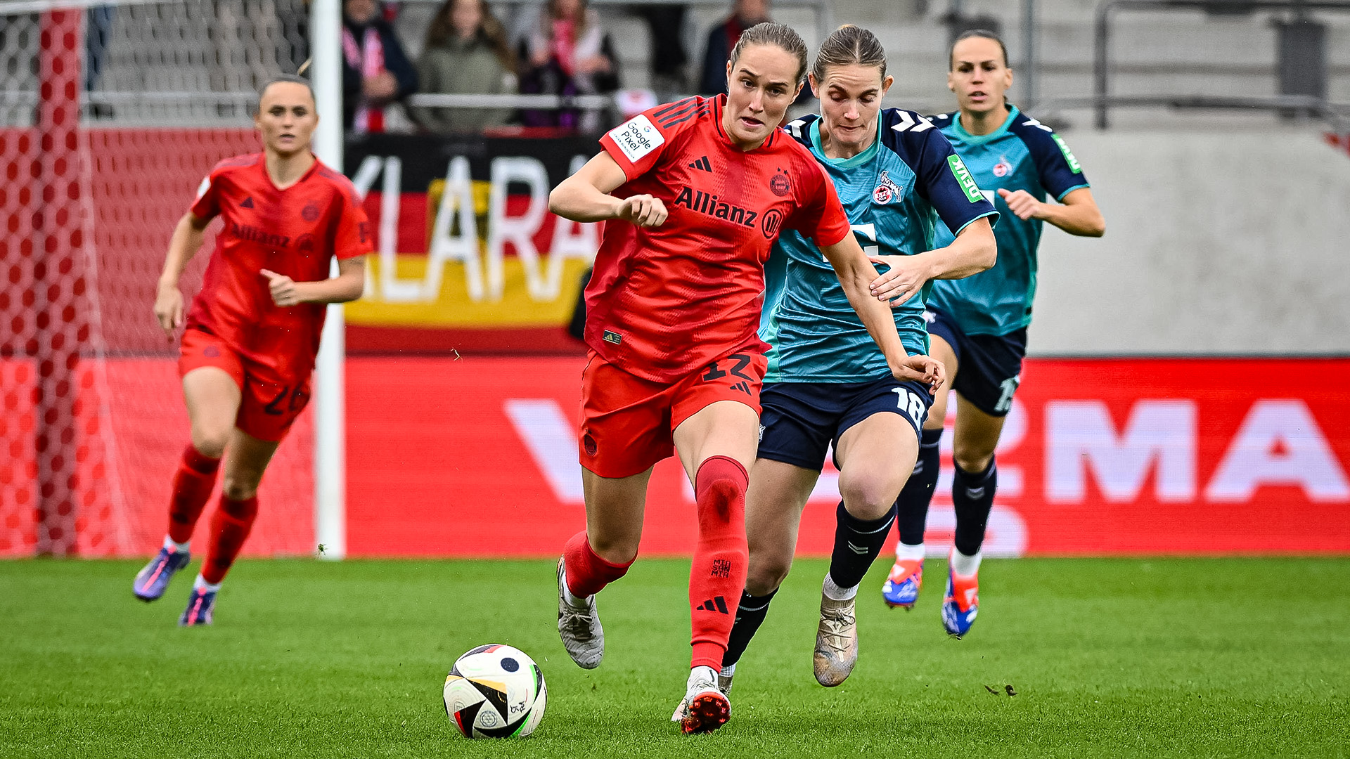 Sydney Lohmann im Spiel der FC Bayern Frauen gegen den 1. FC Köln