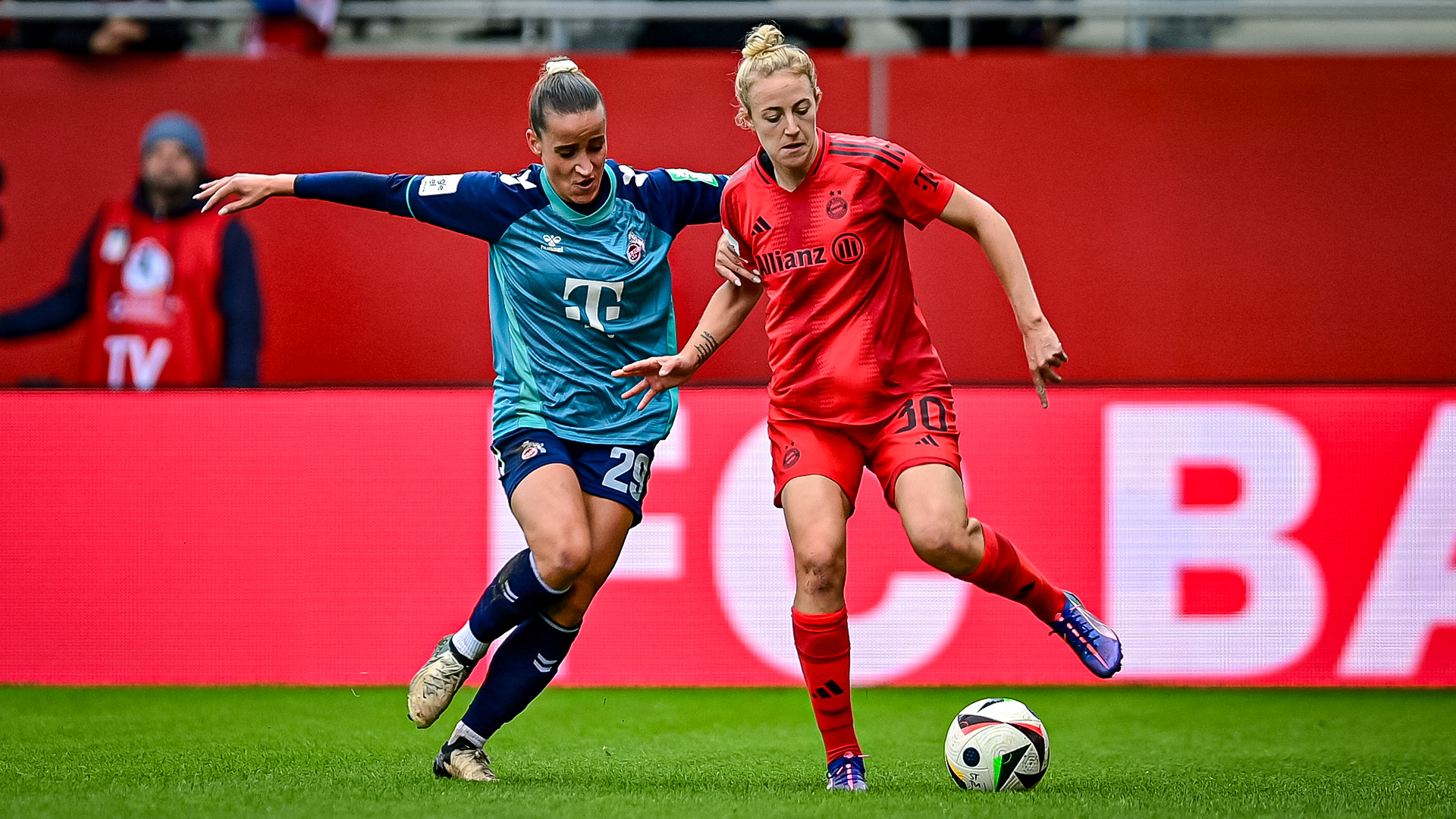 Carolin Simon, Zweikampf, FC Bayern Frauen zuhause gegen den 1. FC Köln