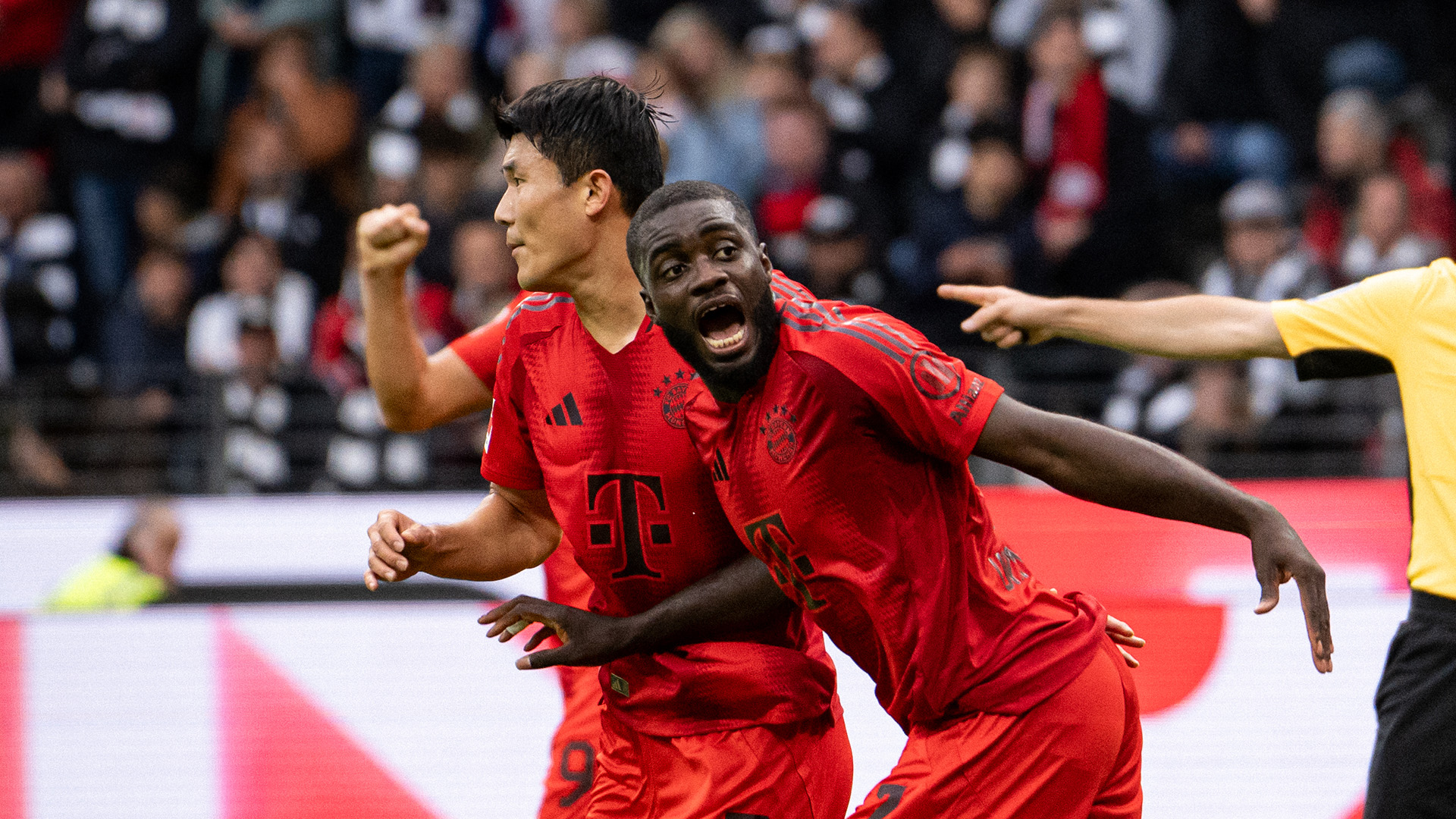 Schon wieder ein Innenverteidiger als Torschütze: Dayot Upamecano staubt zum 2:2 für den FC Bayern ab.