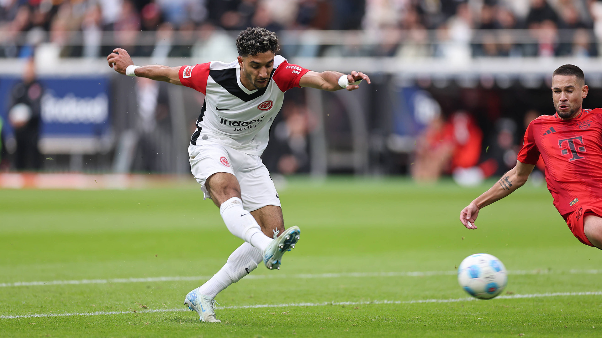 Omar Marmoush schließt die erste Eintracht-Chance mit dem Ausgleich ab.