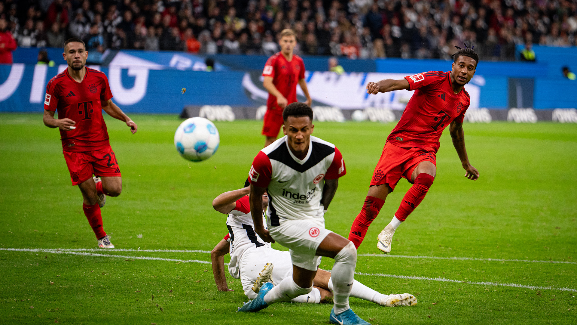 Was für ein Tor: Michael Olise streichelt den Ball zum 3:2 ins Frankfurter Gehäuse.