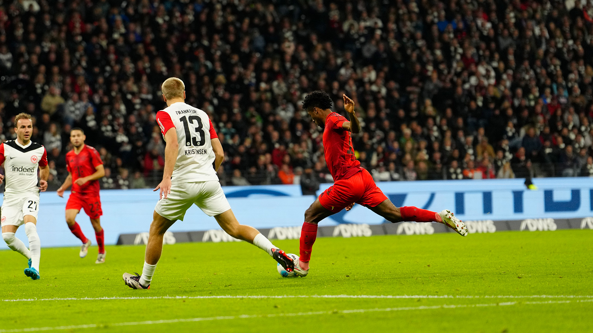 Kingsley Coman fast mit der Vorentscheidung, doch seinen Versuch kann der Eintracht-Schlussmann entschärfen.