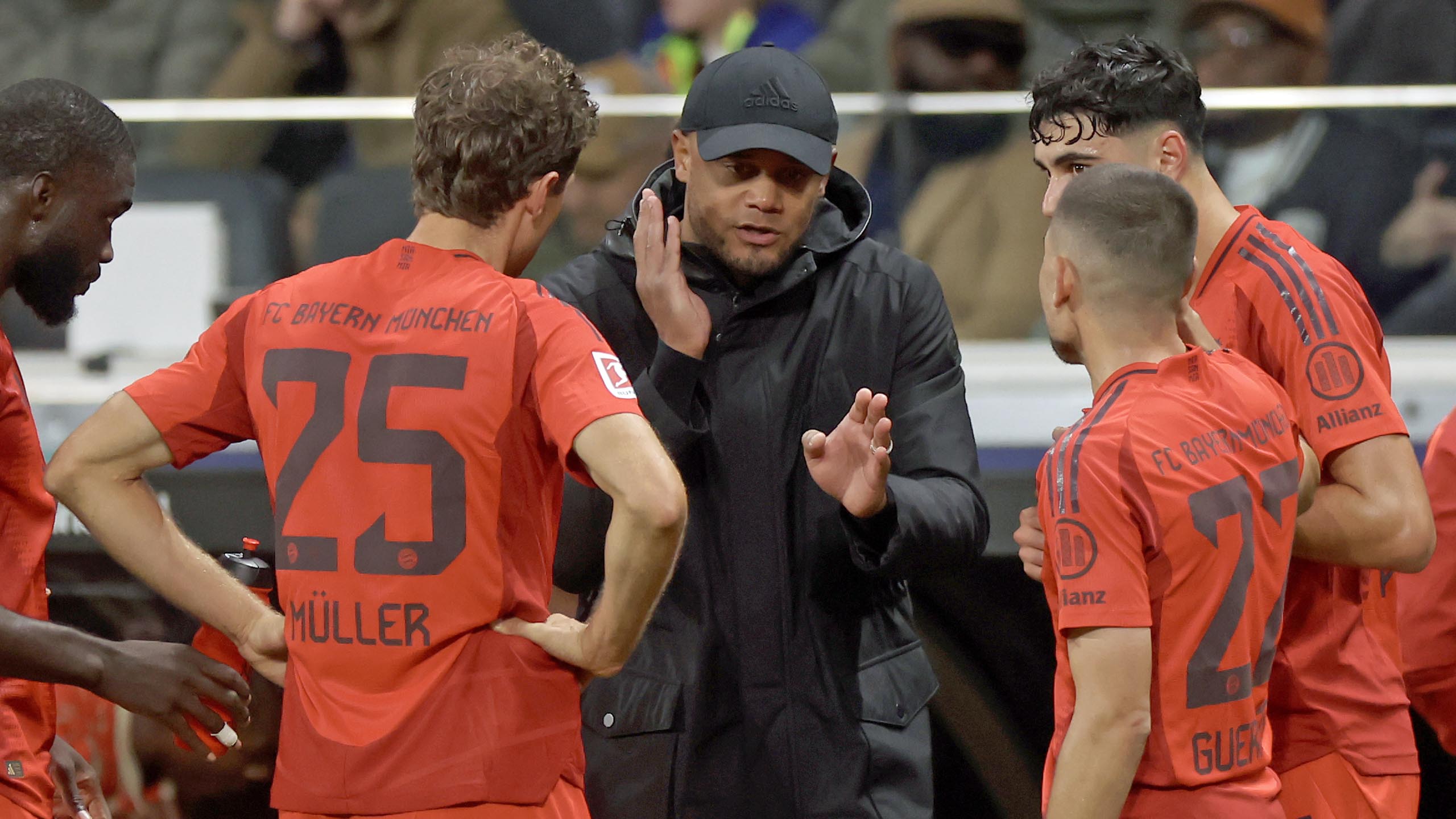 Coach Vincent Kompany with Thomas Müller, Aleksander Pavlovic and Raphael Guerreiro