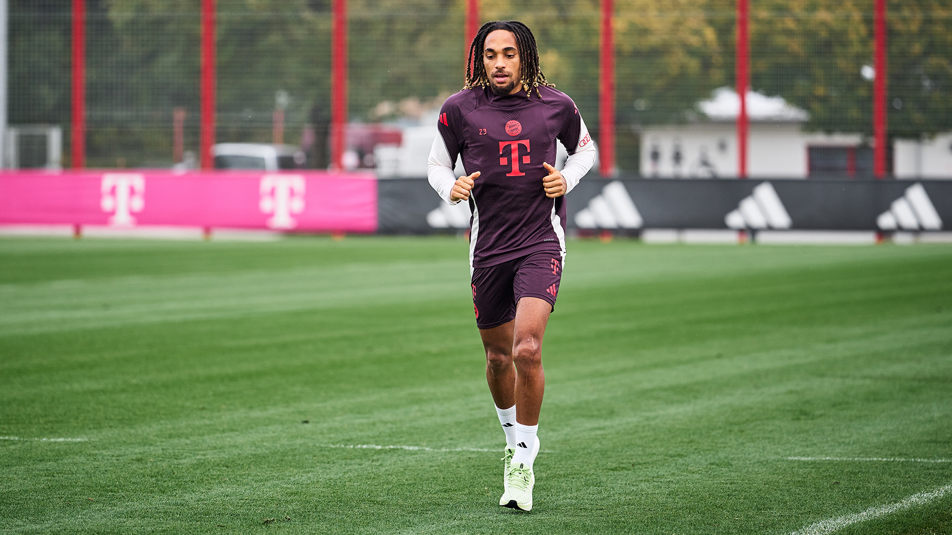 Sacha Boey vom FC Bayern läuft um den Trainingsplatz an der Säbener Straße.