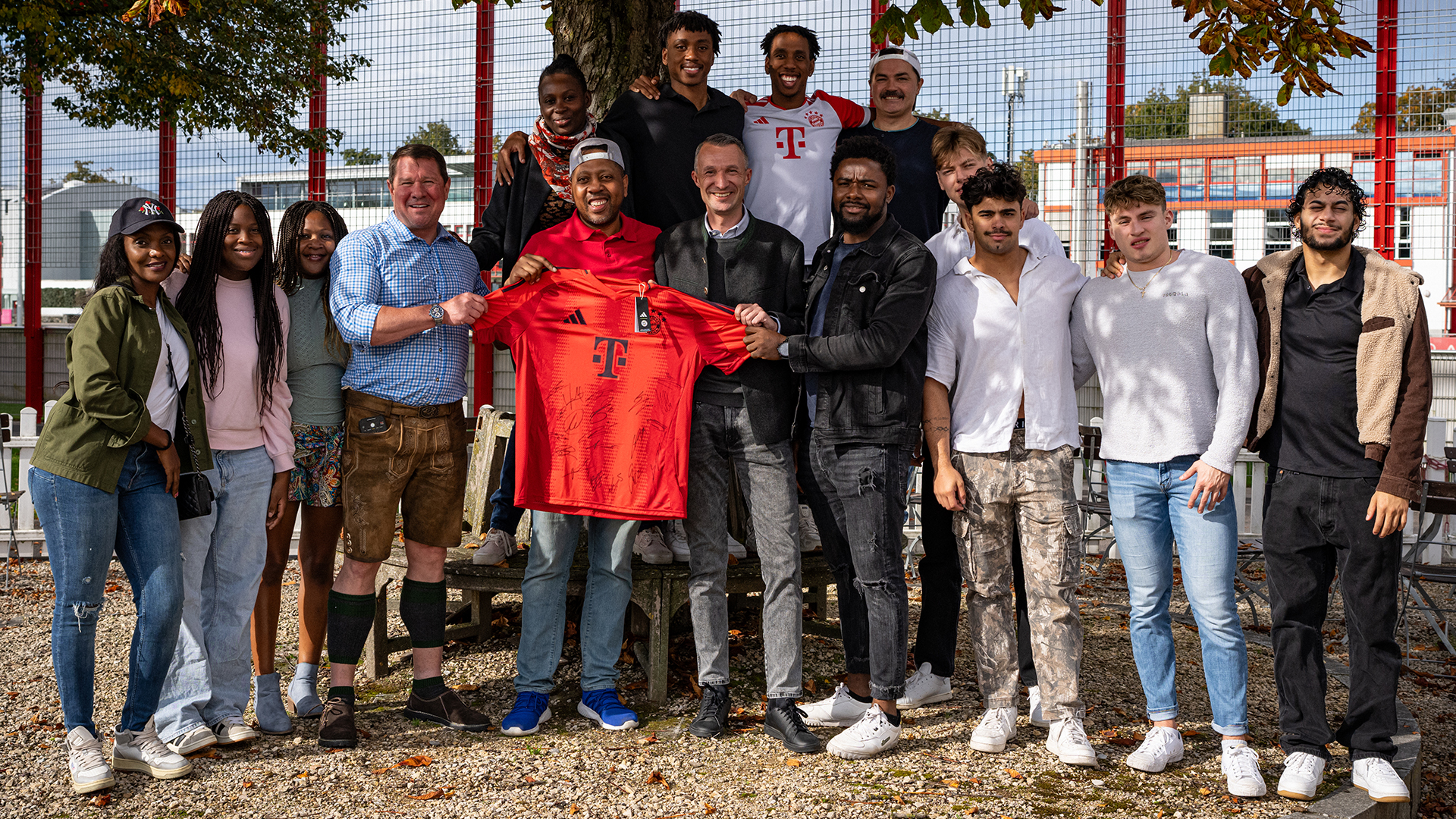 Mitglieder des Fanclubs „Mia San Nashville“ halten ein FC Bayern-Trikot in die Höhe.