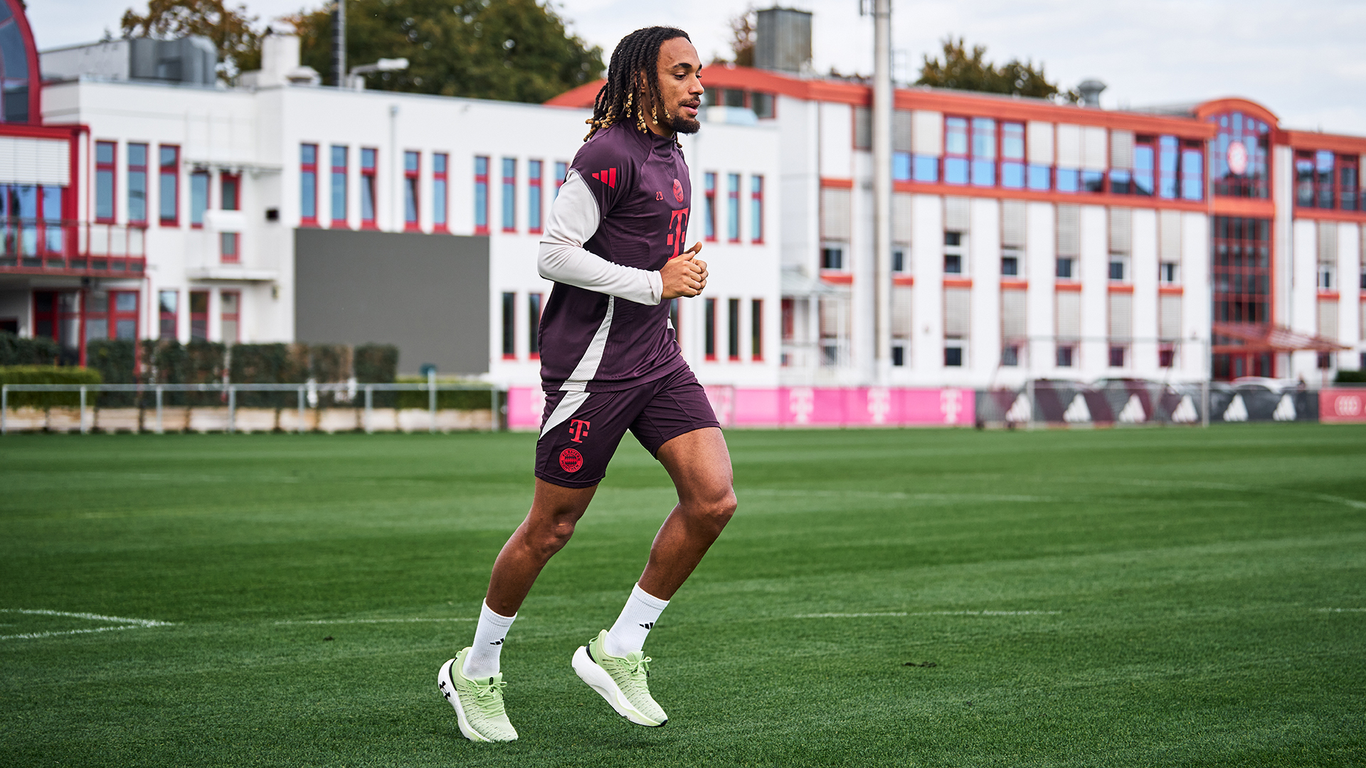 Sacha Boey, del FC Bayern, corre en el campo de entrenamiento de la Säbener Straße.