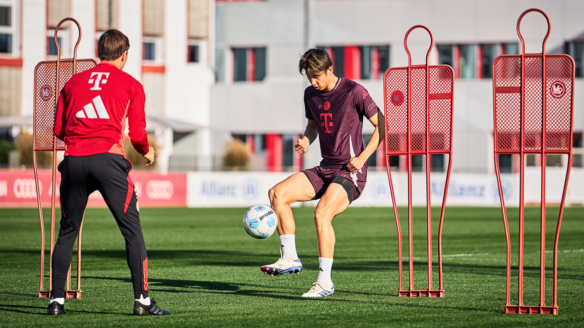 Sacha Boey vom FC Bayern läuft auf dem Trainingsplatz an der Säbener Straße.