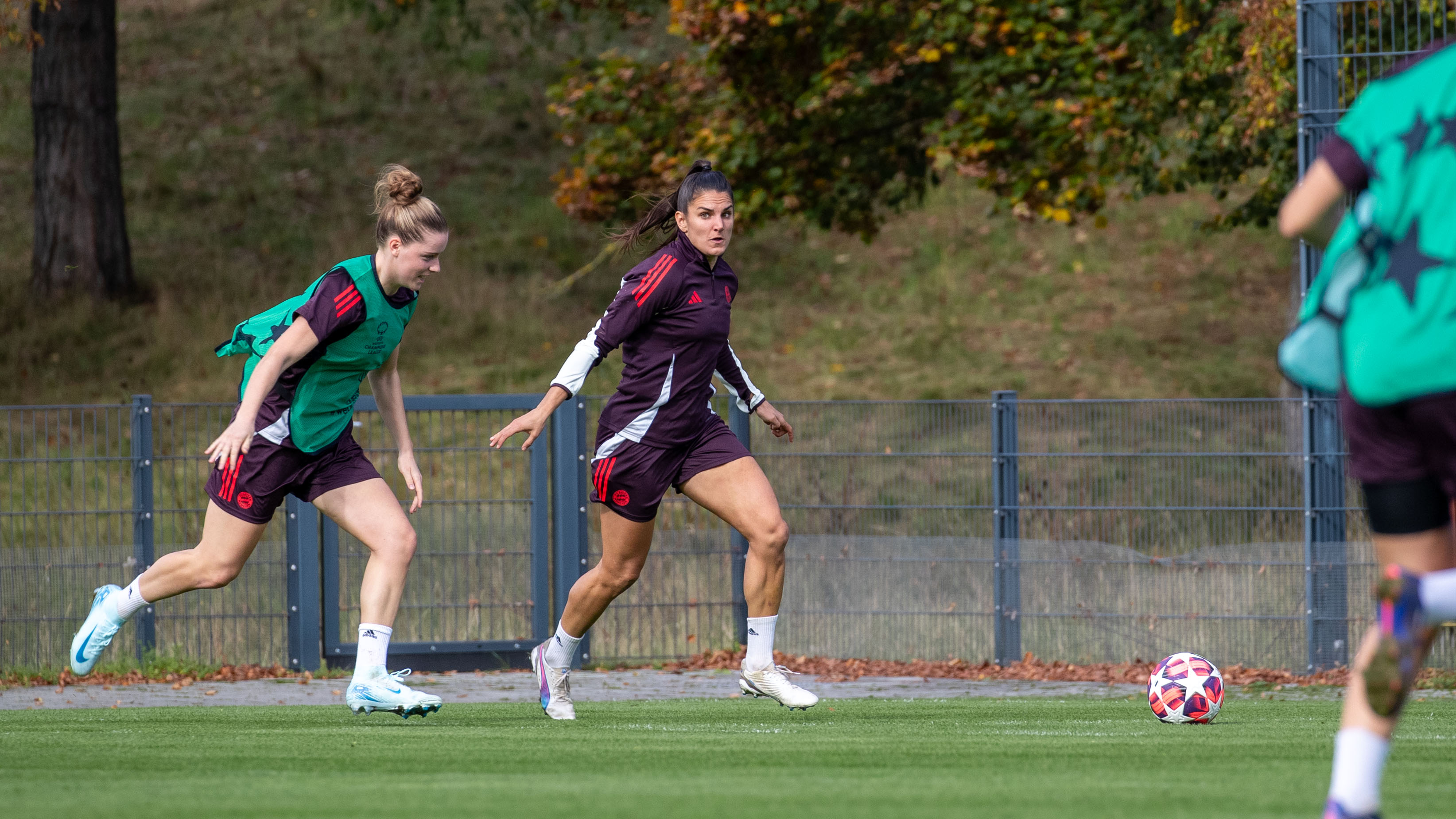 Jovana Damnjanović von den FC Bayern Frauen vor dem Spiel gegen Arsenal