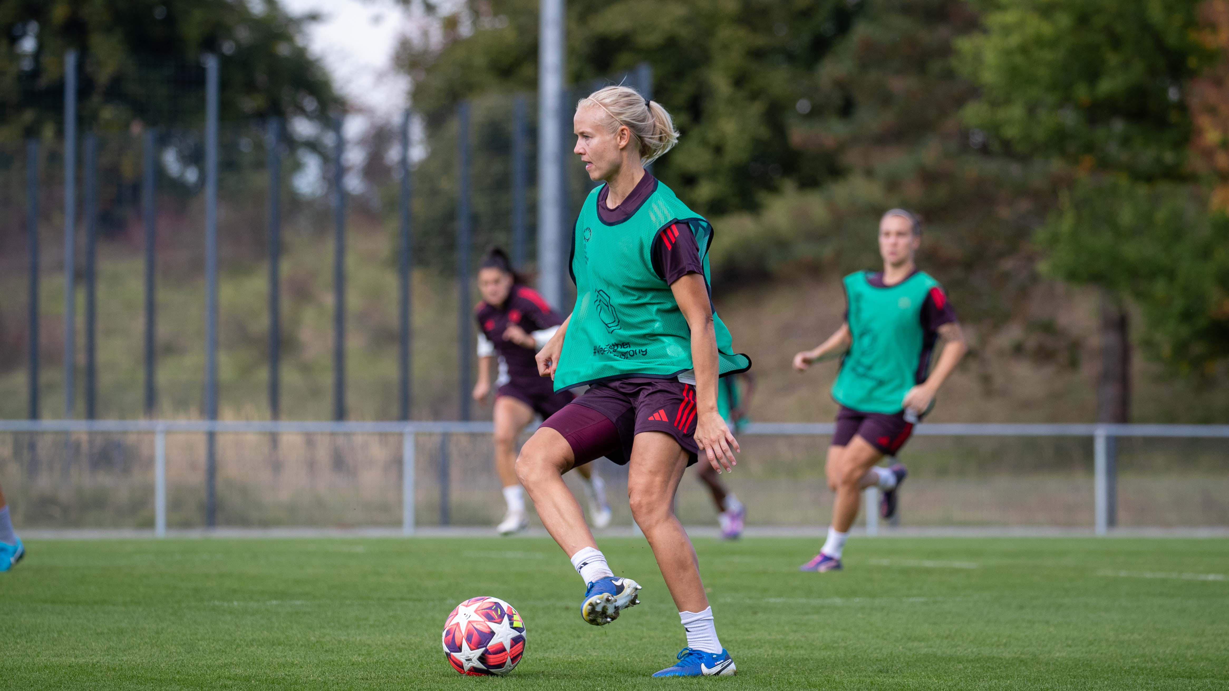 Pernille Harder von den FC Bayern Frauen vor dem Spiel gegen Arsenal