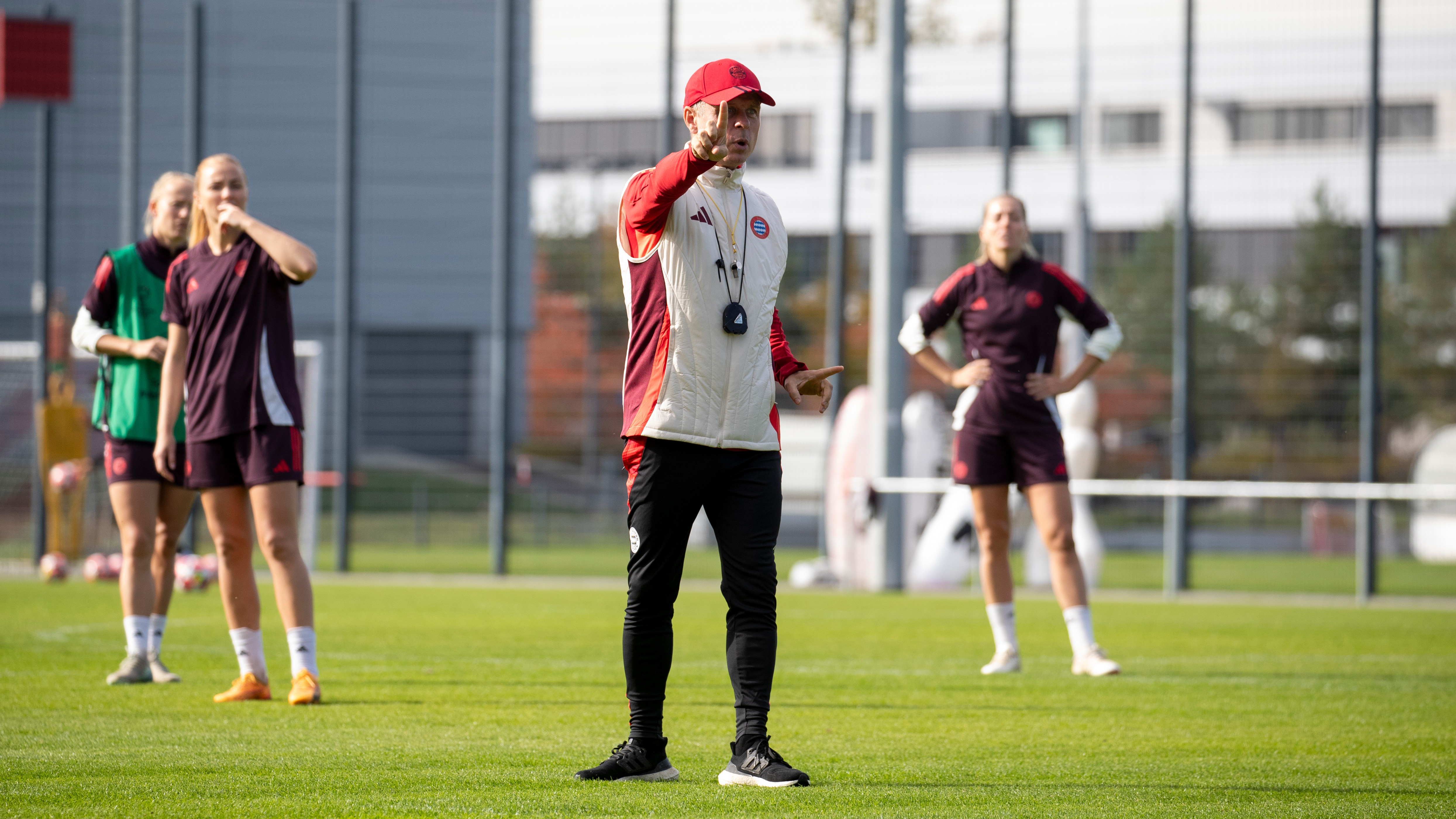 Alexander Straus im Training der FC Bayern Frauen