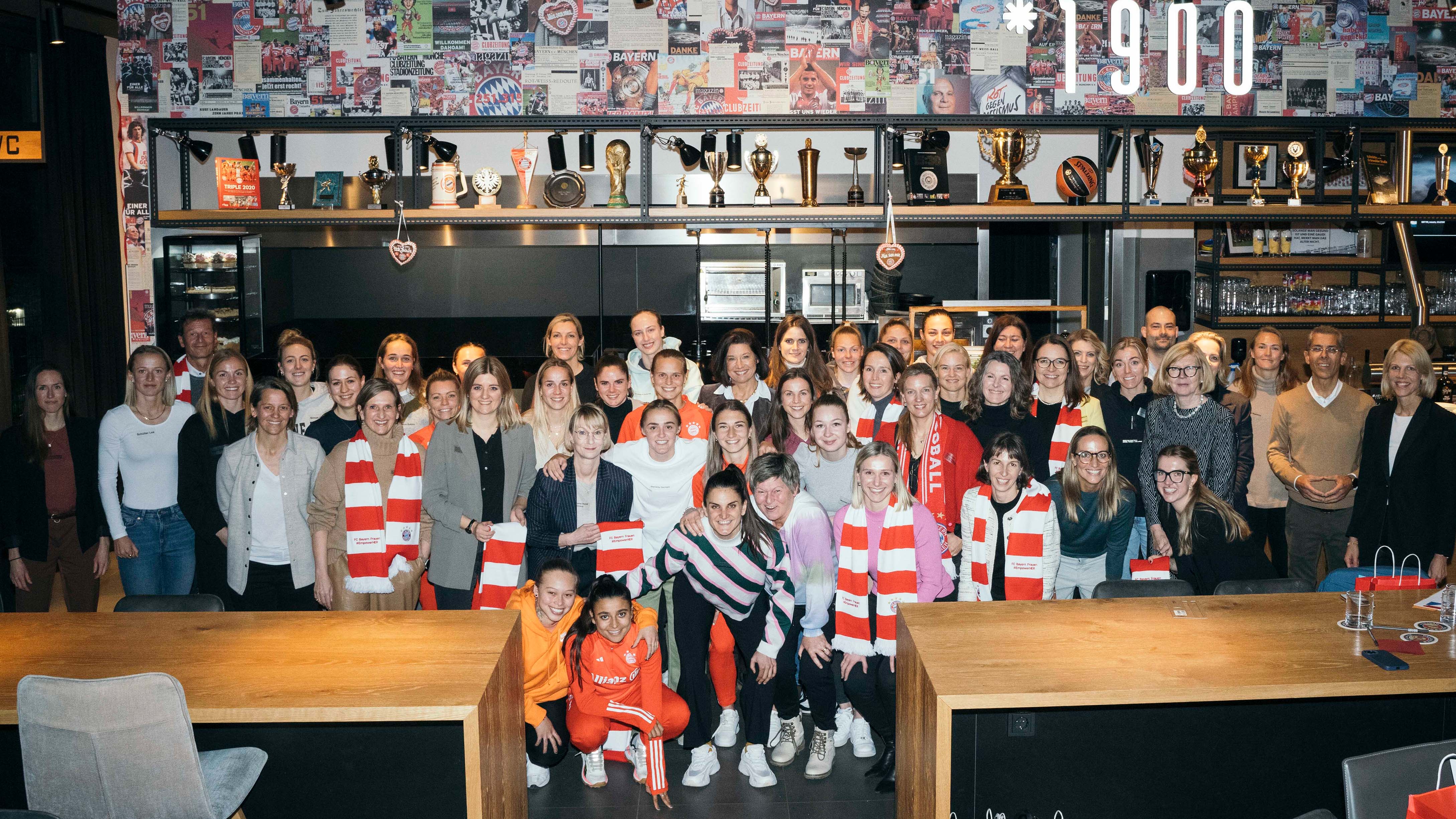 Die FC Bayern Frauen beim Mentoring-Programm „EmpowerHer"